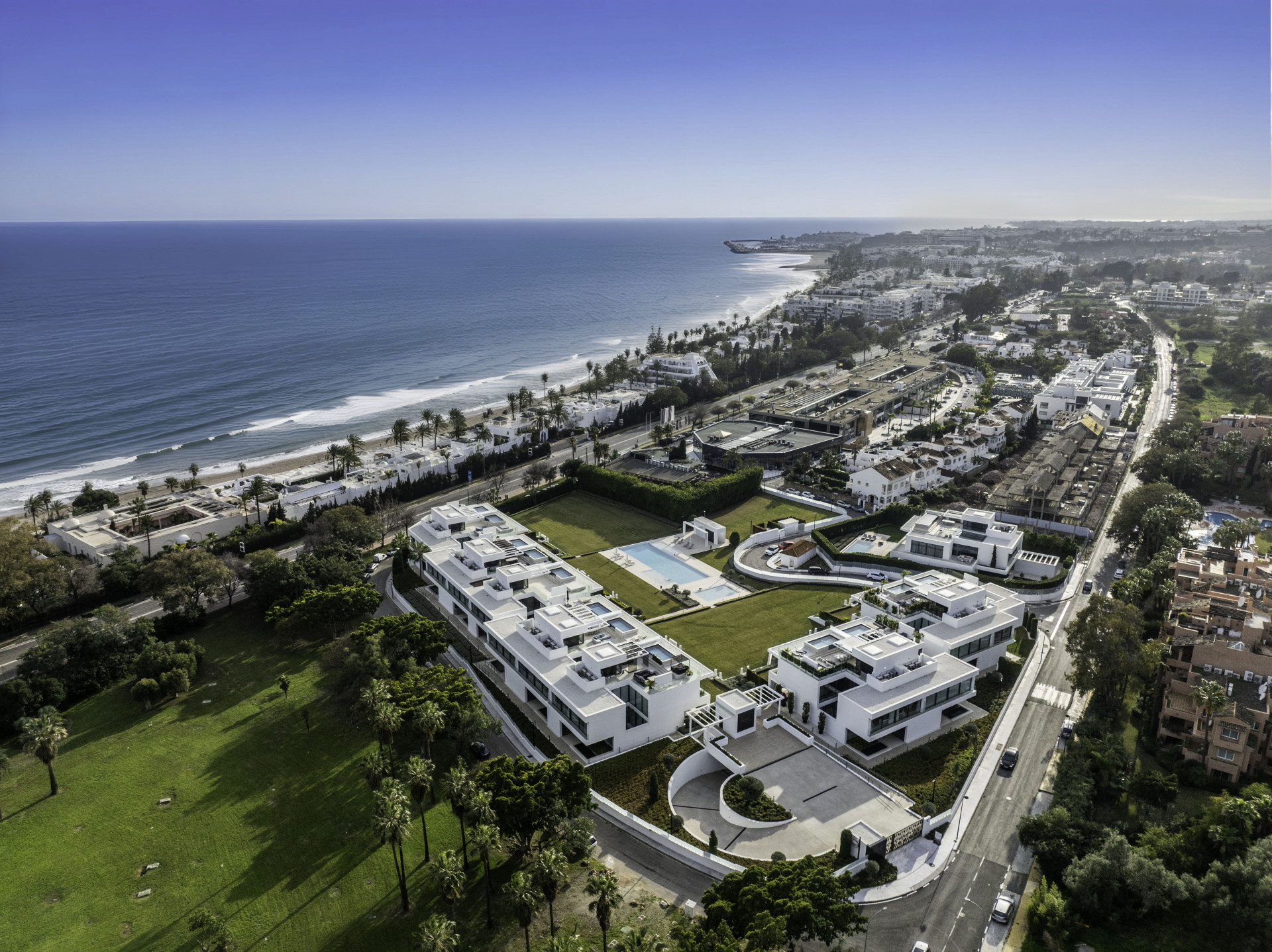 Exclusivas villas adosadas de tres dormitorios en la Milla de Oro de Marbella.