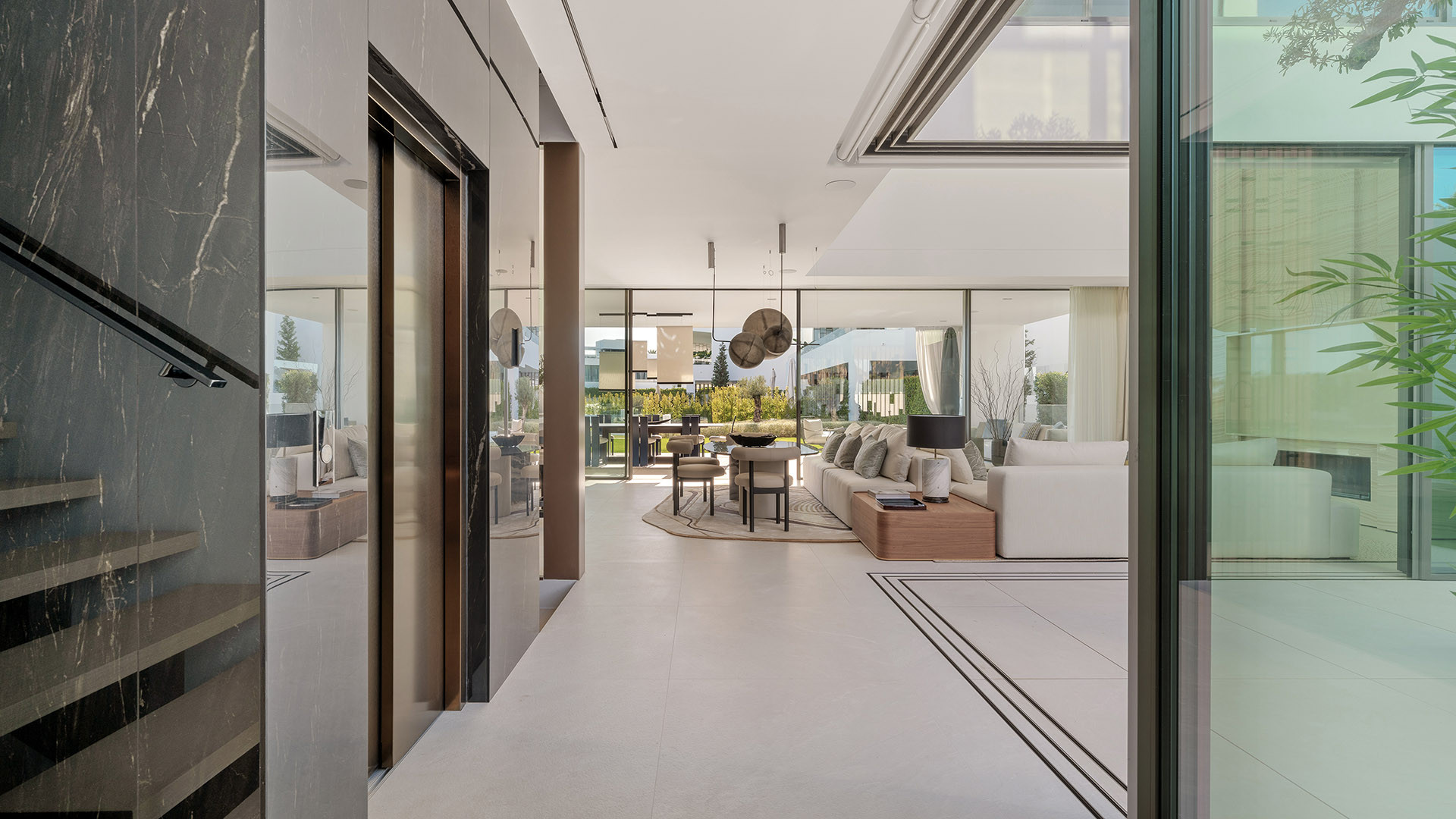 Exquisita villa contemporánea de cuatro dormitorios en la exclusiva Milla de Oro de Marbella.