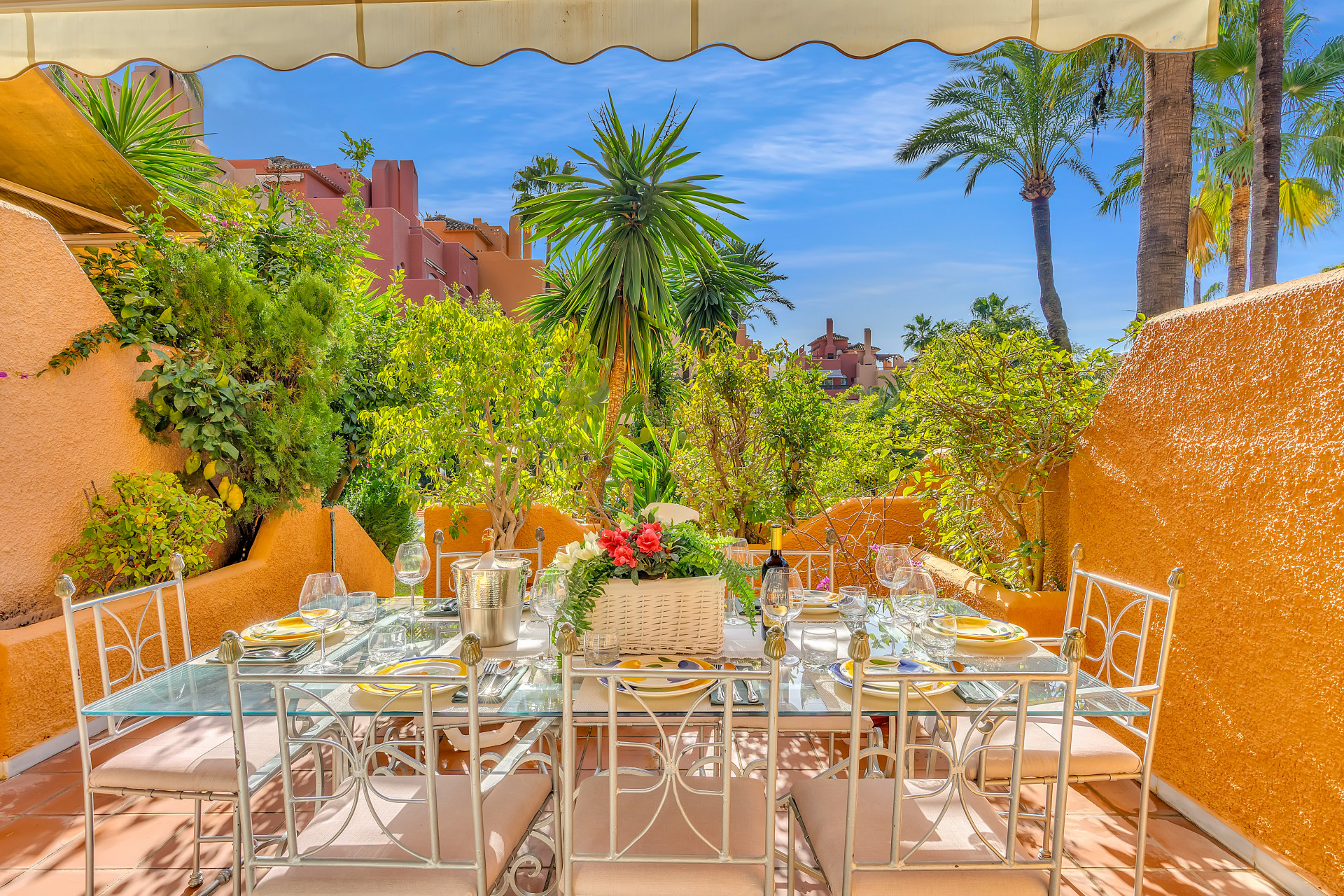 Ubicada en la tranquila y consolidada zona de Atalaya Río Verde, esta elegante casa adosada de tres dormitorios ofrece un alojamiento refinado y confortable en uno de los entornos residenciales más convenientes de Marbella.