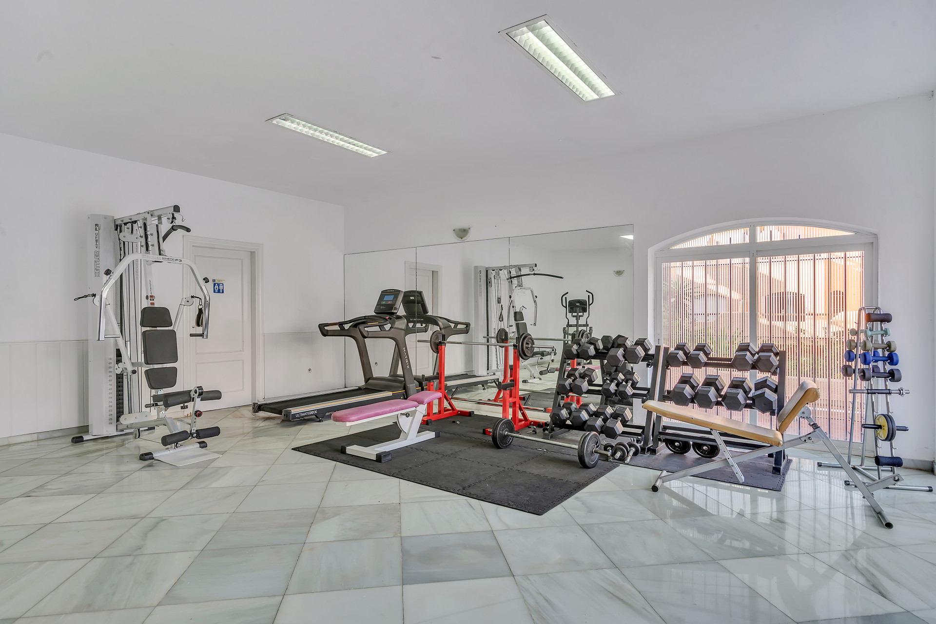 Ubicada en la tranquila y consolidada zona de Atalaya Río Verde, esta elegante casa adosada de tres dormitorios ofrece un alojamiento refinado y confortable en uno de los entornos residenciales más convenientes de Marbella.