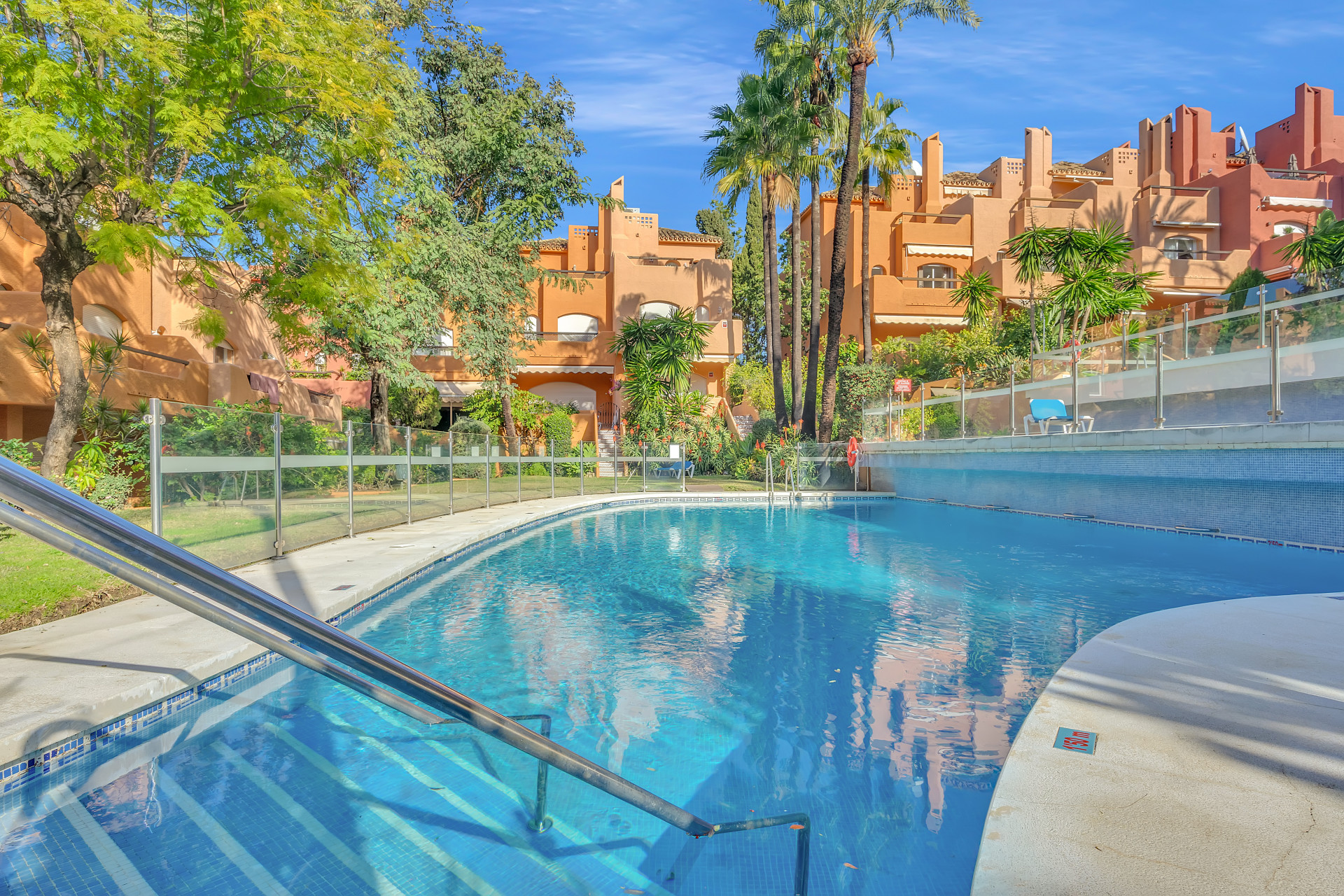 Ubicada en la tranquila y consolidada zona de Atalaya Río Verde, esta elegante casa adosada de tres dormitorios ofrece un alojamiento refinado y confortable en uno de los entornos residenciales más convenientes de Marbella.