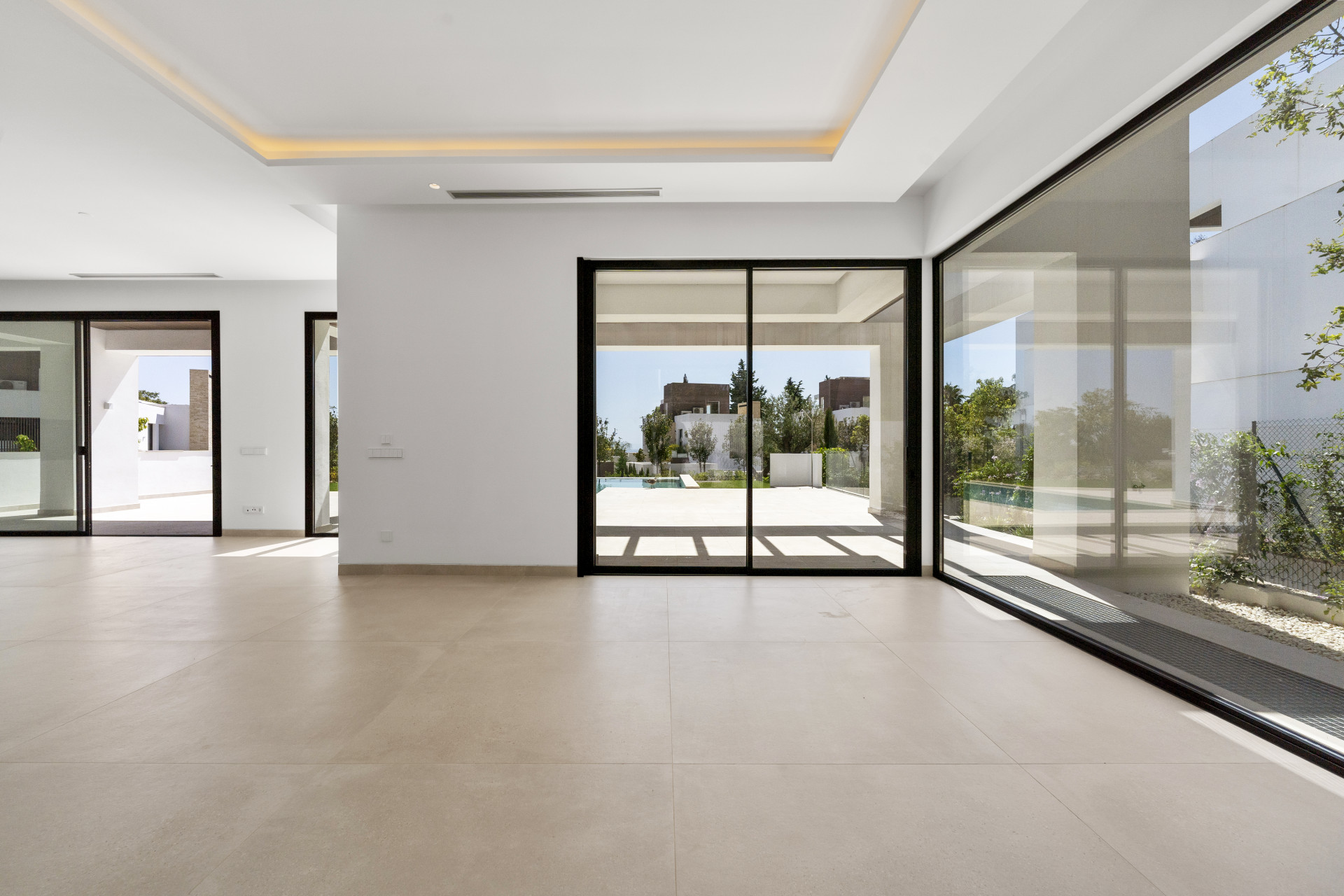 Moderna villa de cuatro dormitorios orientada al sur en la Milla de Oro de Marbella.