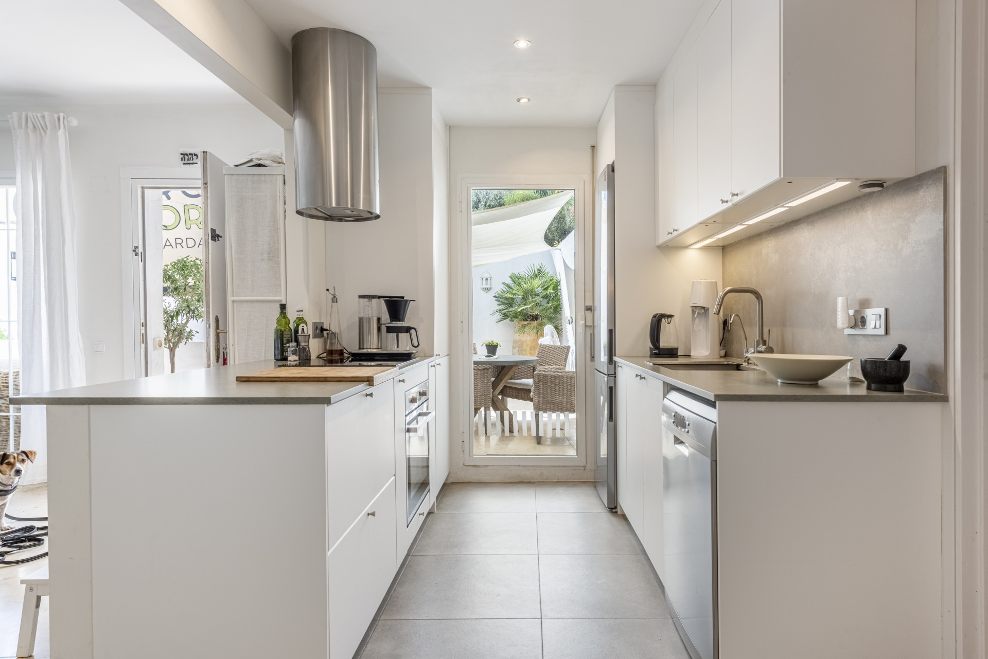 Hermoso apartamento en planta baja de dos dormitorios, situado en la codiciada comunidad Birdie Club en Río Real, Marbella