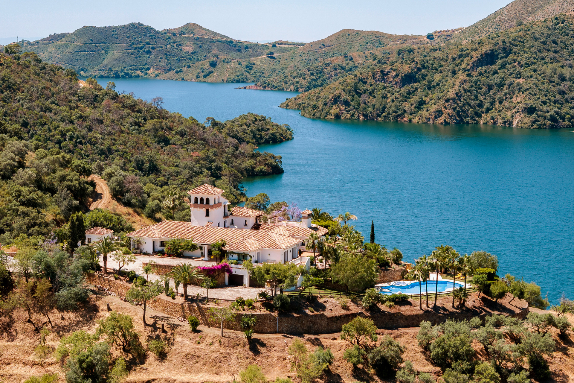 Beautiful lakefront  six bedroom villa in Istan