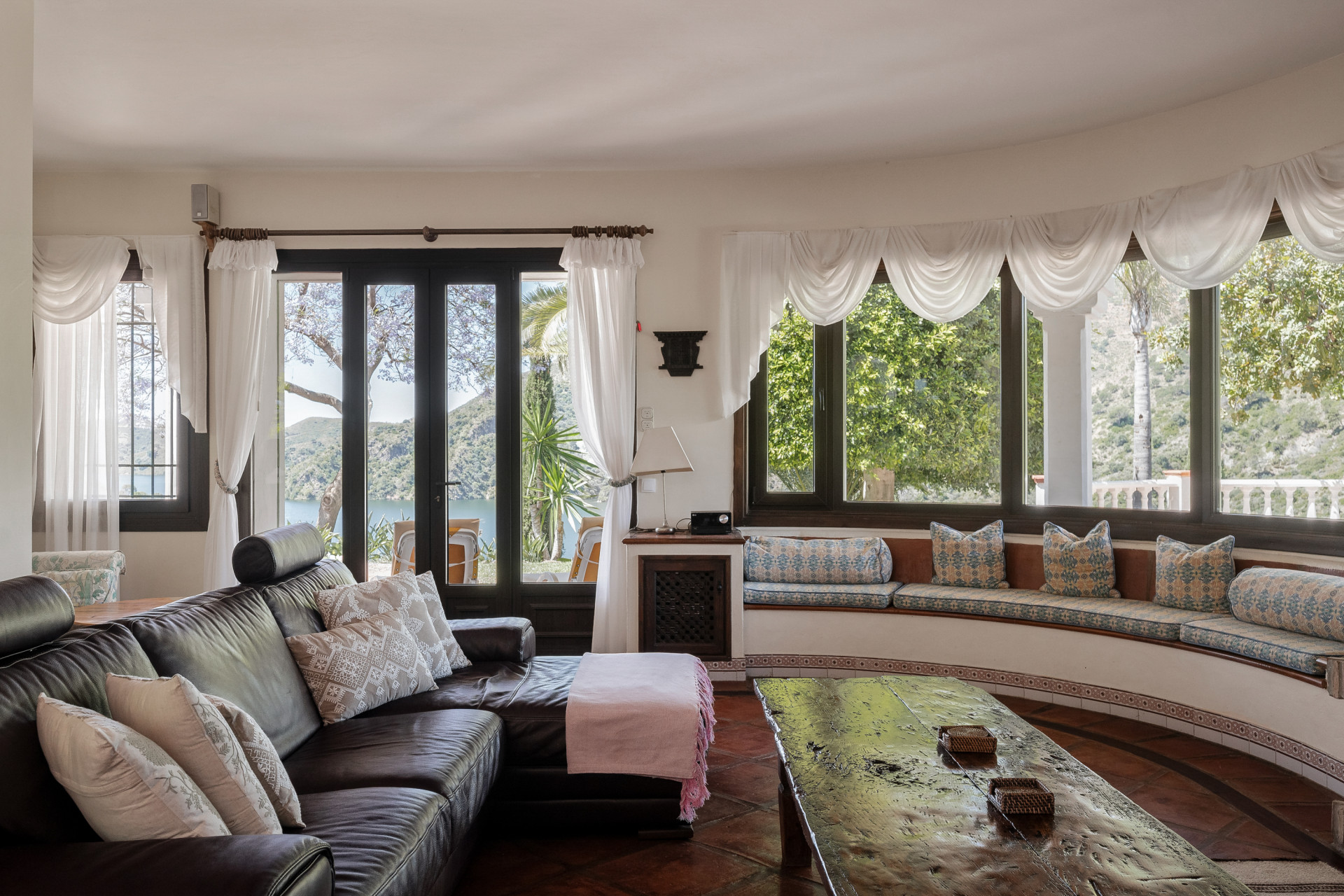 Beautiful lakefront  six bedroom villa in Istan