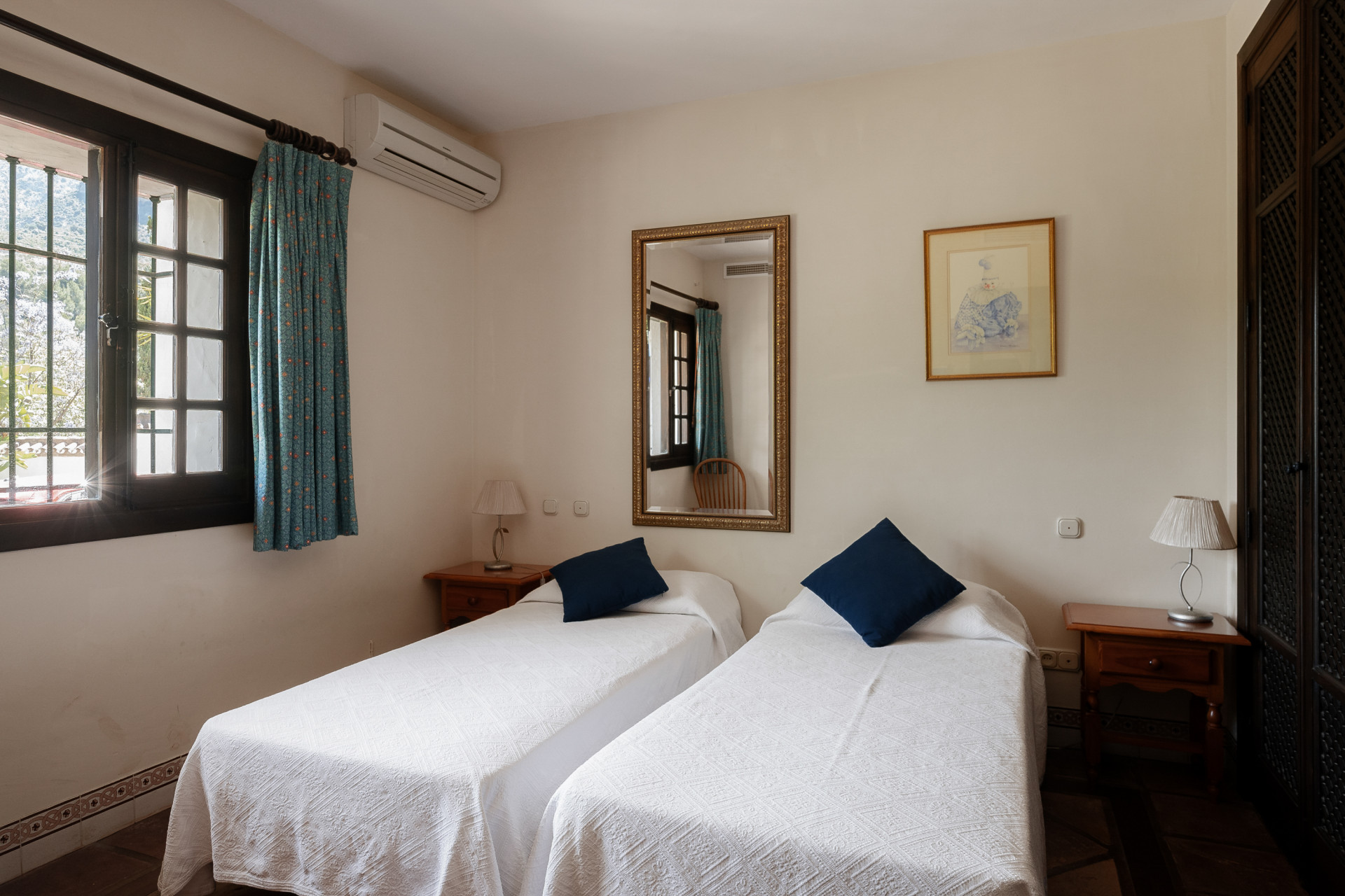 Beautiful lakefront  six bedroom villa in Istan