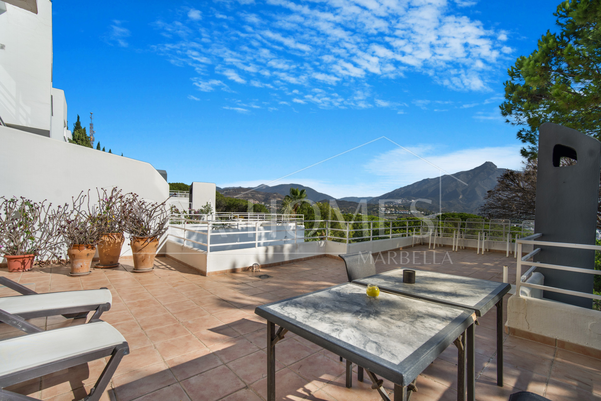 Spacious four-bedroom duplex penthouse with magnificent panoramic views over Las Brisas, La Concha Mountain and the sea