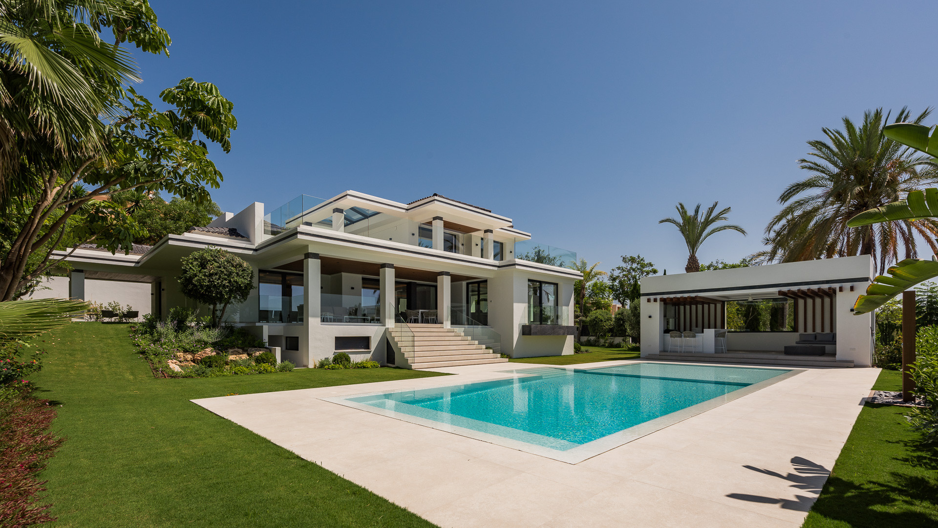 Stunning four bedroom, south facing villa in Los Flamingos, close to all leisure amenities and only a short drive to the beach