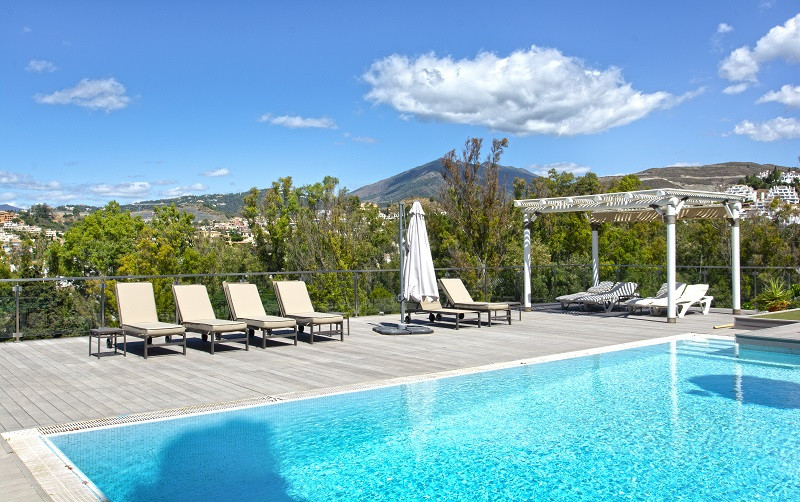 Stunning five bedroom villa on the front line of Aloha Golf