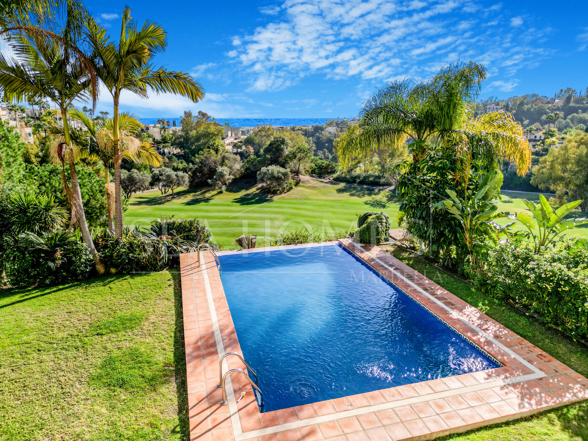 Fantastic five bedroom, south facing villa in La Quinta, Benahavis with sea and golf views