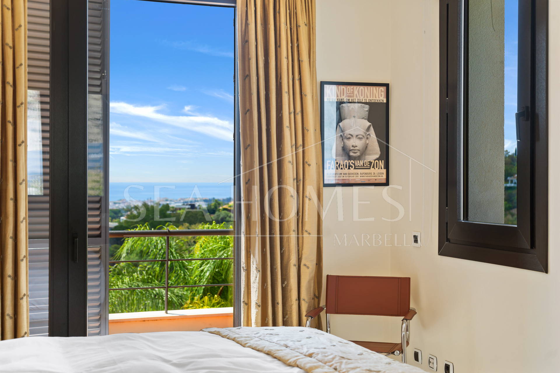 Fantastic five bedroom, south facing villa in La Quinta, Benahavis with sea and golf views