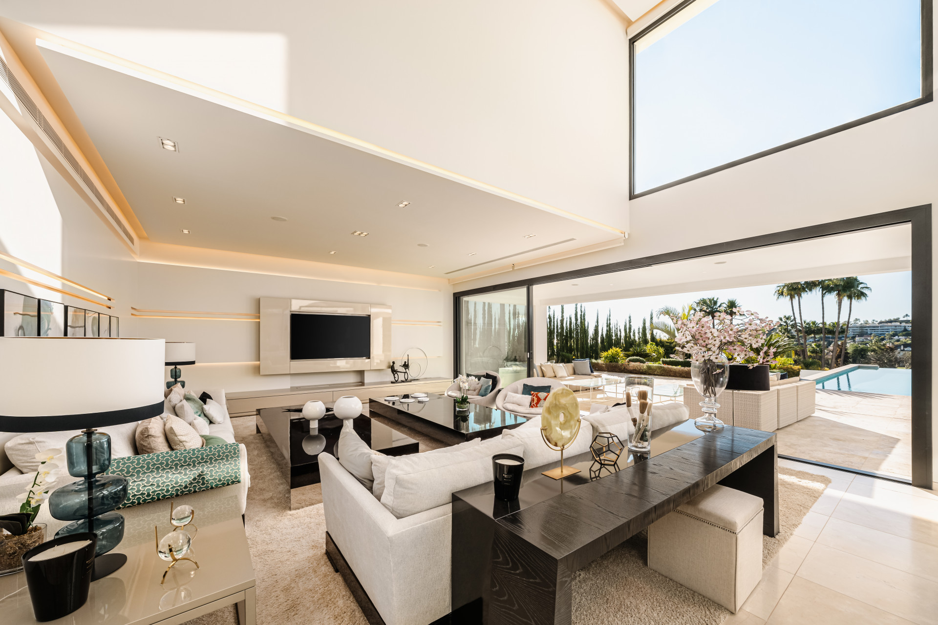 Modern six bedroom villa in the prestigious community of La Cerquilla, Nueva Andalucia