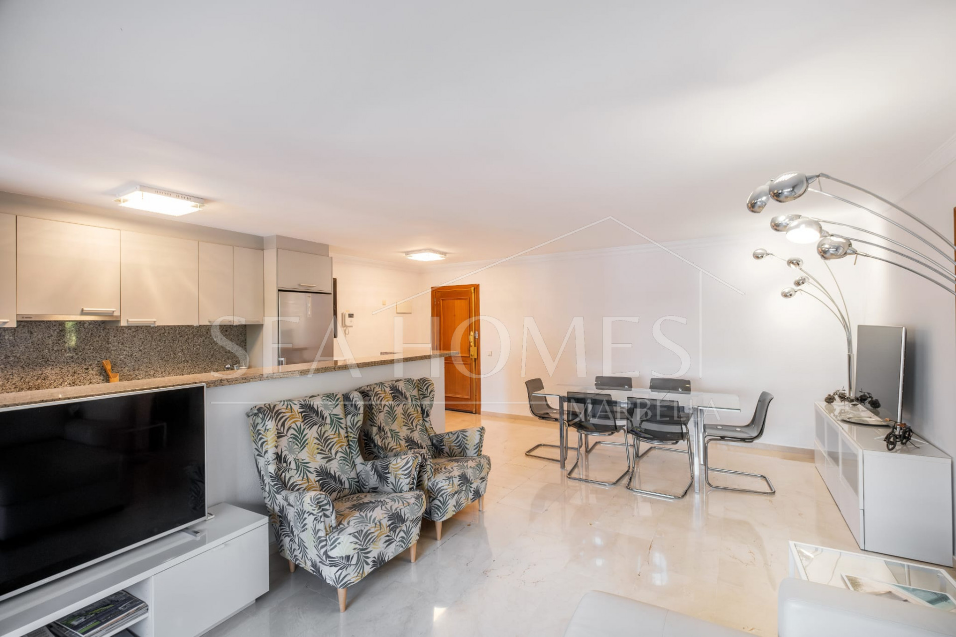 Well located two bedroom, third floor apartment in a quiet residential community of Nueva Andalucia, Marbella