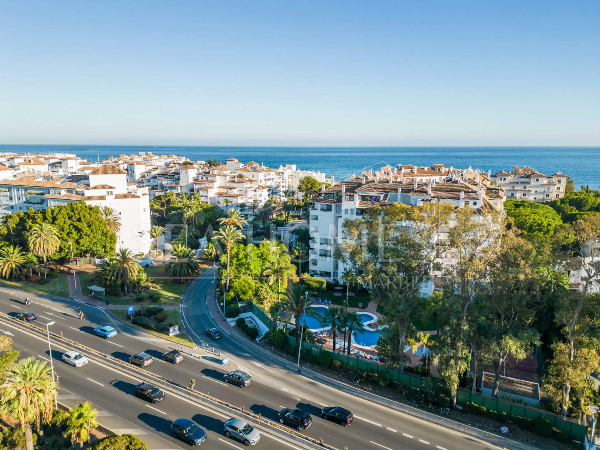 Well located two bedroom, third floor apartment in a quiet residential community of Nueva Andalucia, Marbella
