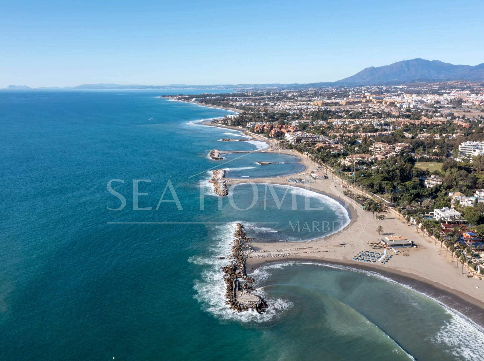 Well located two bedroom, third floor apartment in a quiet residential community of Nueva Andalucia, Marbella