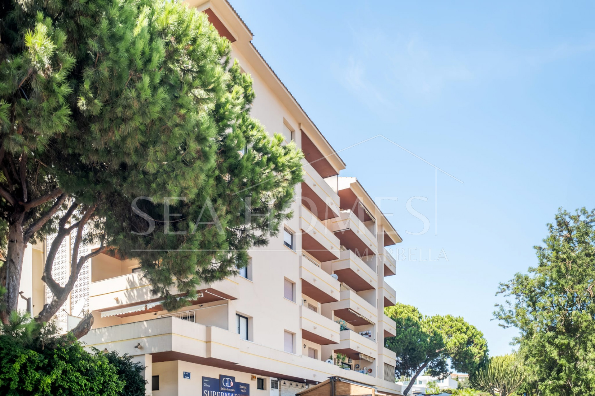 Well located two bedroom, third floor apartment in a quiet residential community of Nueva Andalucia, Marbella