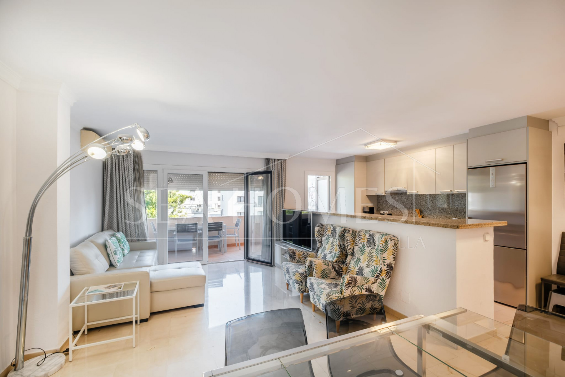 Well located two bedroom, third floor apartment in a quiet residential community of Nueva Andalucia, Marbella