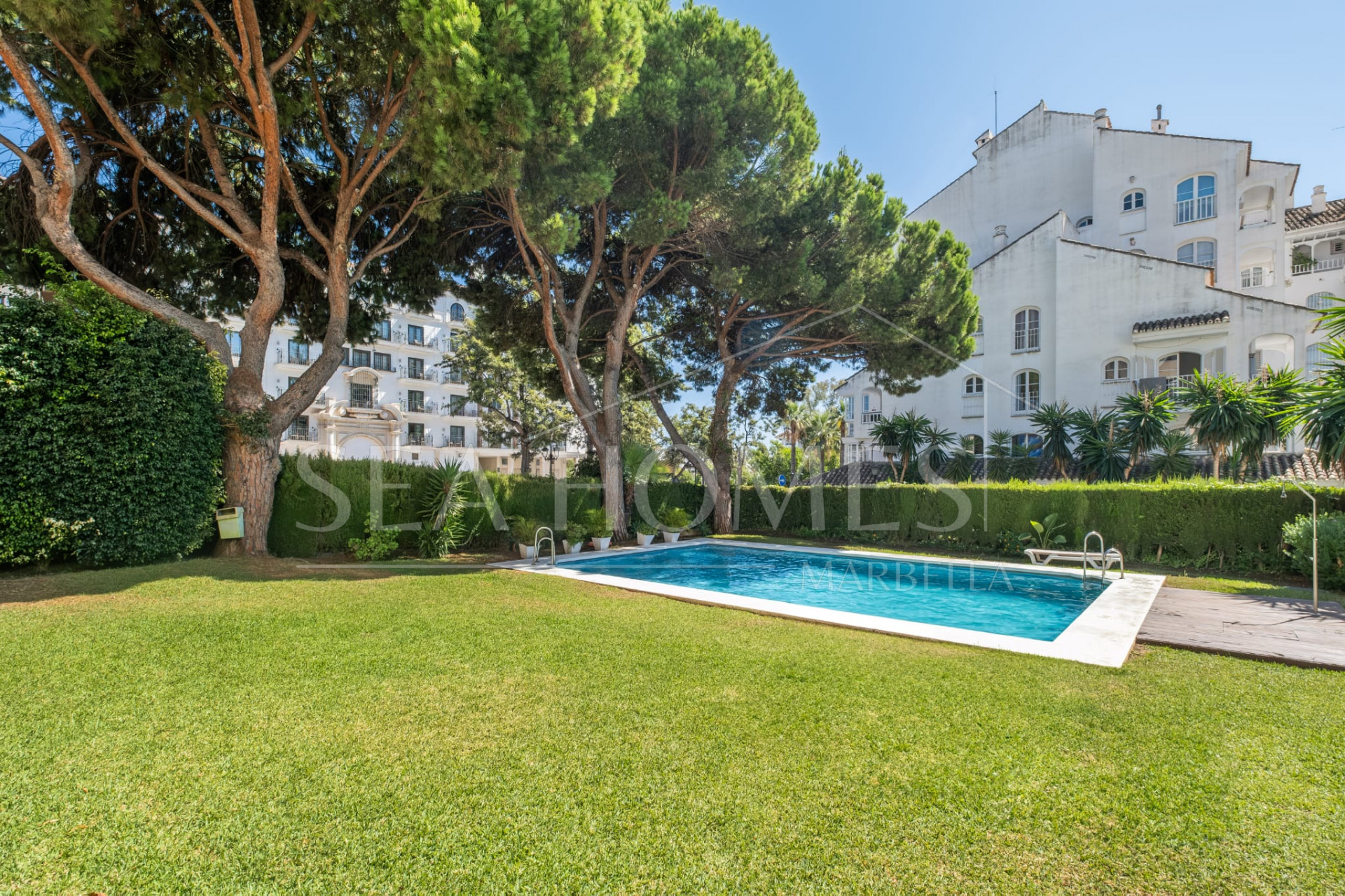 Well located two bedroom, third floor apartment in a quiet residential community of Nueva Andalucia, Marbella