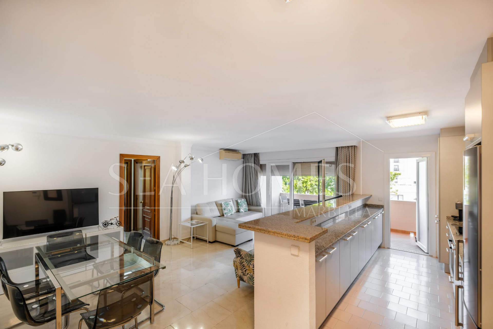 Well located two bedroom, third floor apartment in a quiet residential community of Nueva Andalucia, Marbella