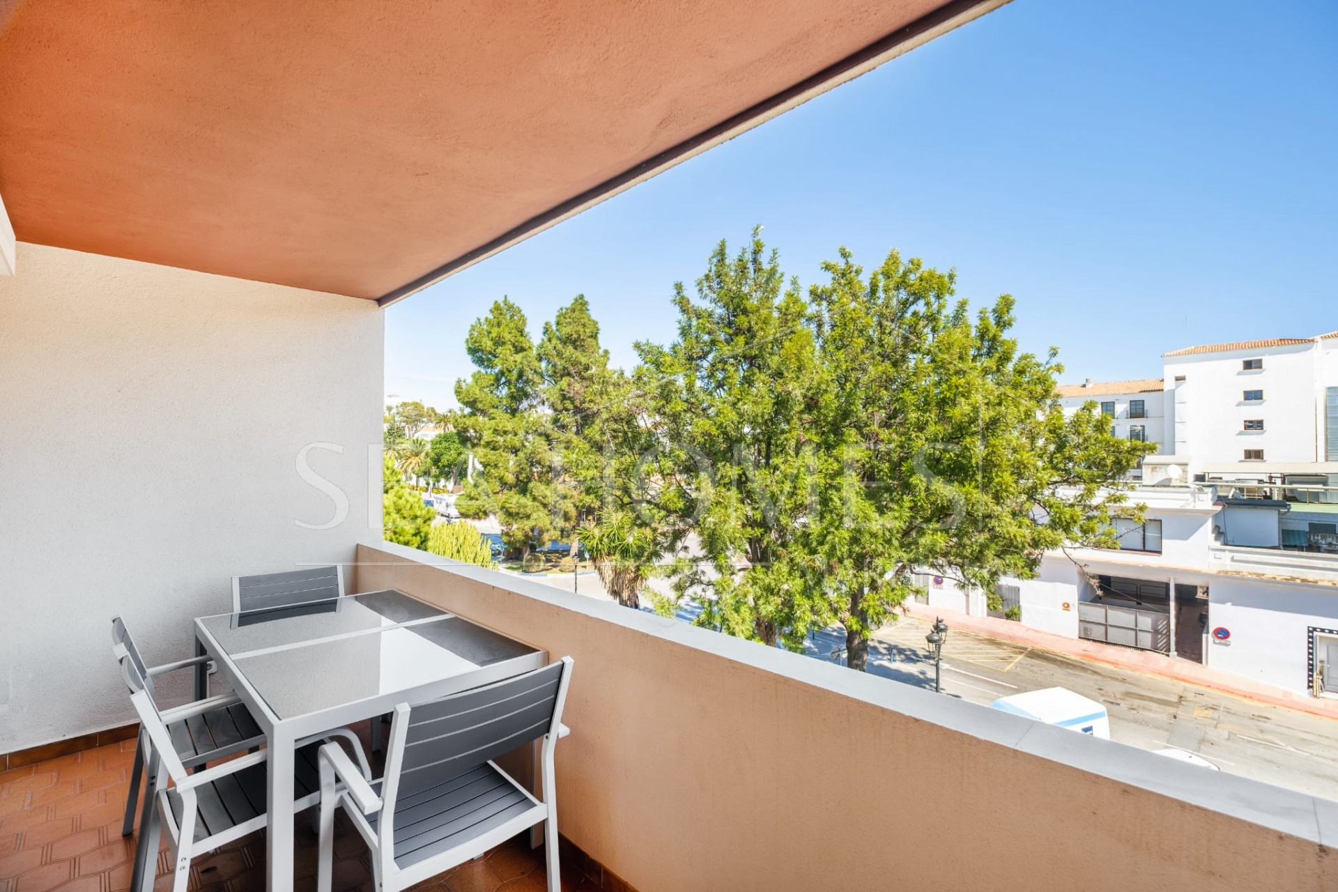 Well located two bedroom, third floor apartment in a quiet residential community of Nueva Andalucia, Marbella