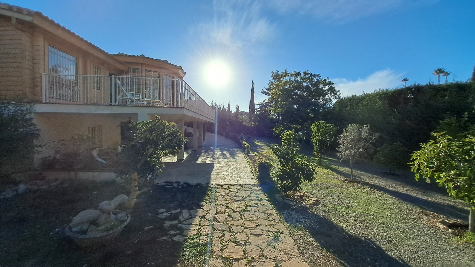 Hermosa villa de estilo finlandés de cuatro dormitorios en Elviria, Marbella Este