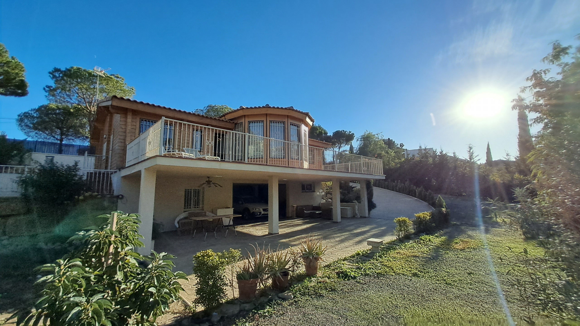 Hermosa villa de estilo finlandés de cuatro dormitorios en Elviria, Marbella Este