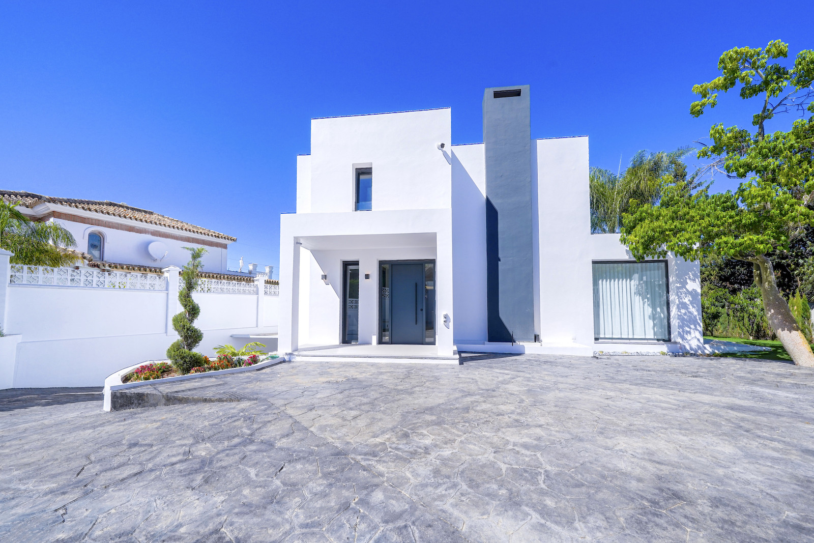 Beautiful five bedroom villa with views of La Concha Mountain in Nueva Andalucía, Marbella