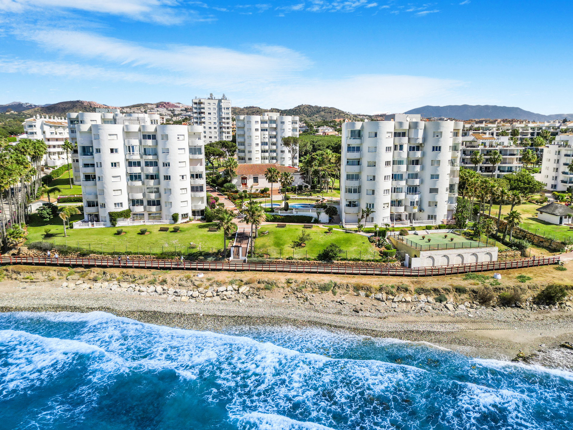 Increíble oportunidad de inversión - siete apartamentos independientes en planta baja en una primera línea de playa de Calahonda, Mijas Costa