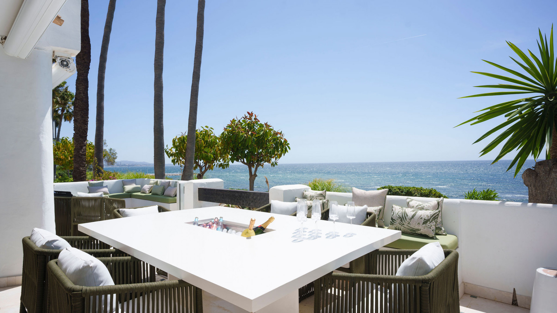 Impresionante apartamento en primera línea de playa en Puente Romano, Marbella, ubicado en la prestigiosa y segura urbanización de Jardín Persa.