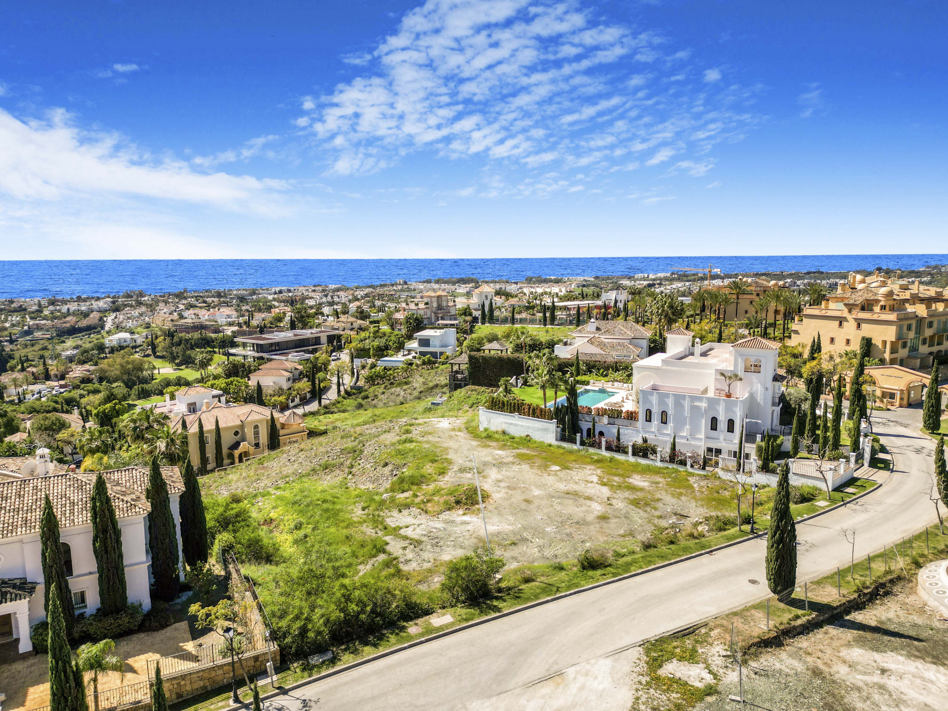 South facing plot located in the prestigious community Los Flamingos, Benahavis with sea views