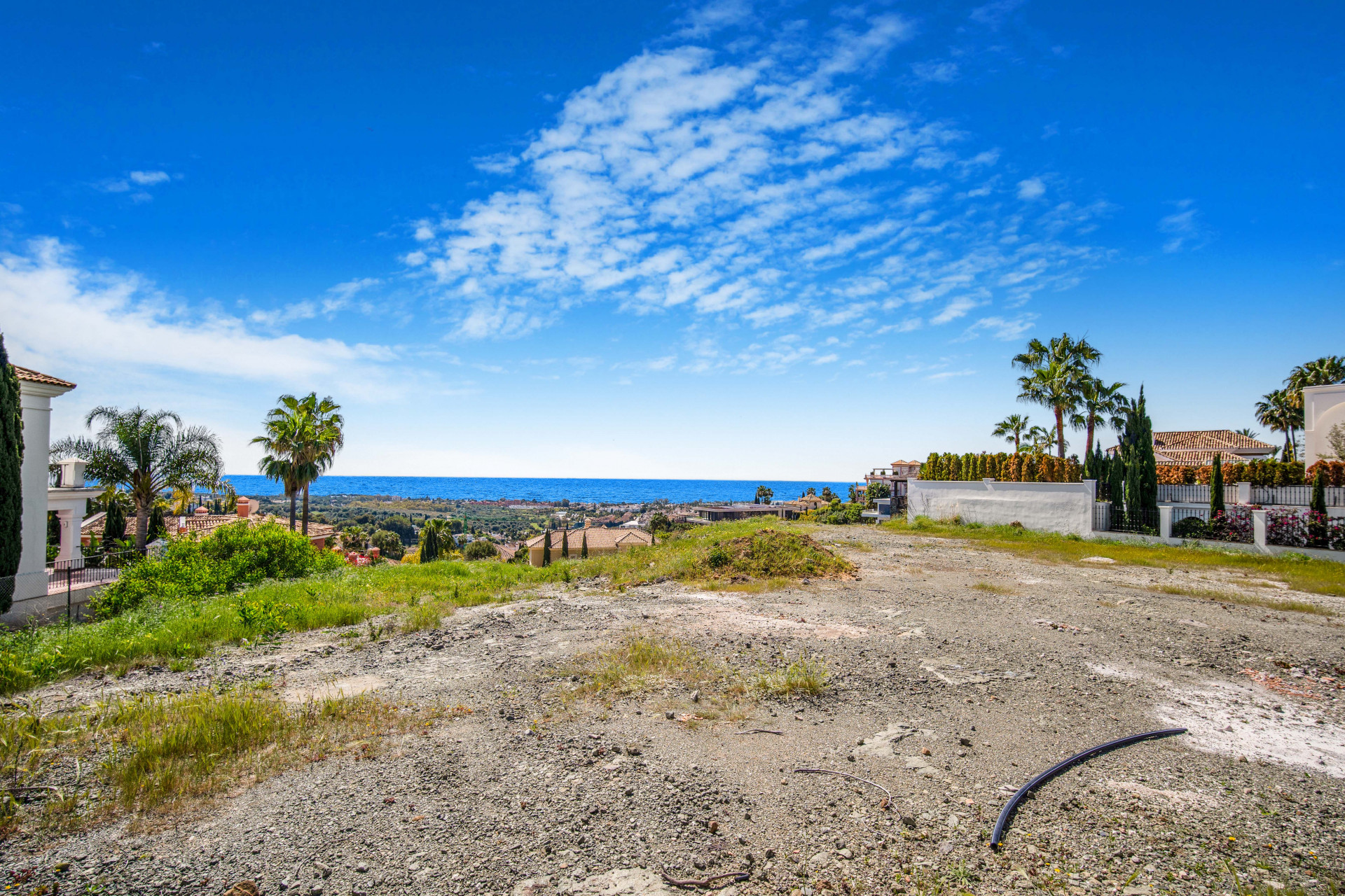 South facing plot located in the prestigious community Los Flamingos, Benahavis with sea views
