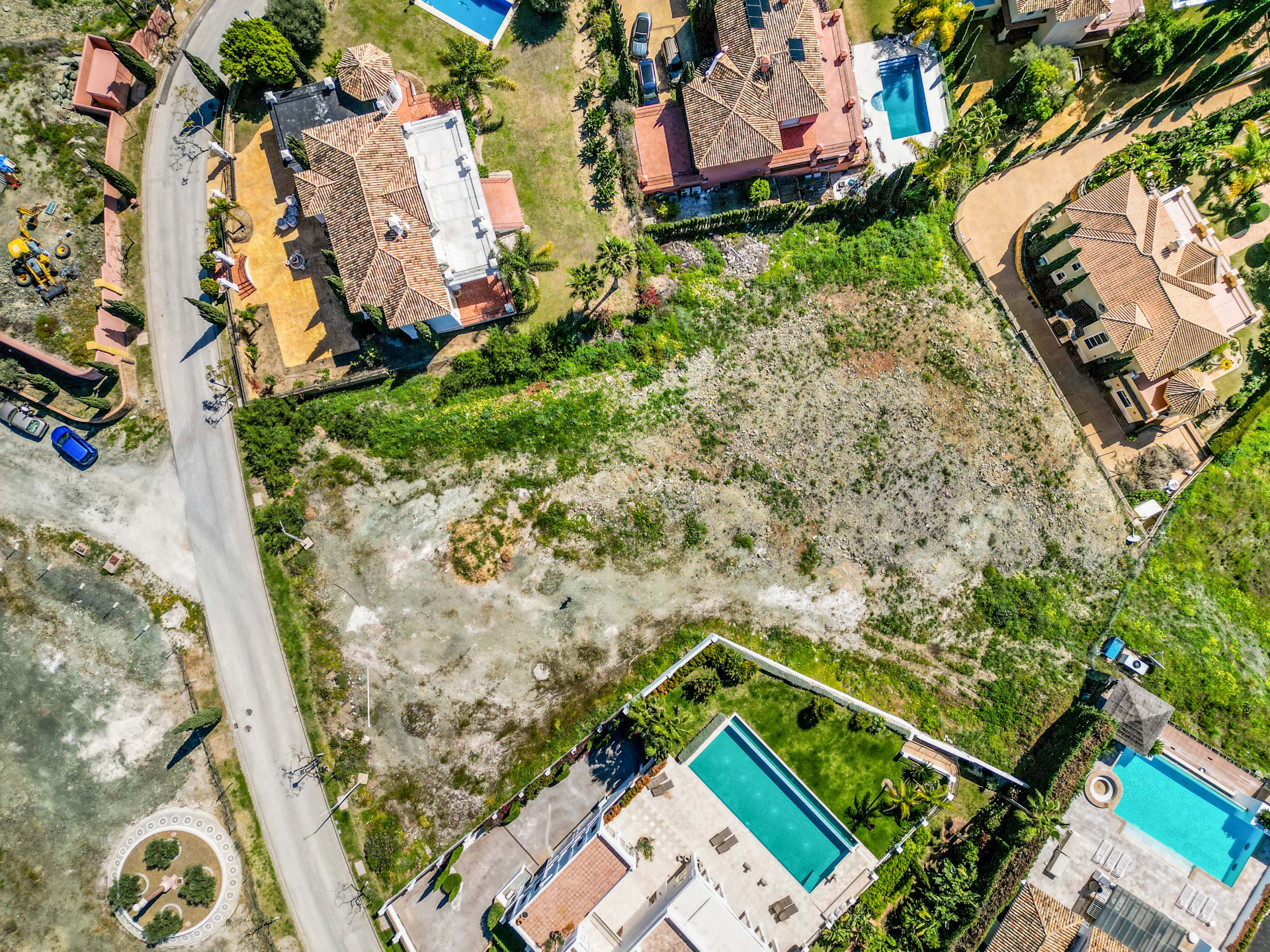 South facing plot located in the prestigious community Los Flamingos, Benahavis with sea views