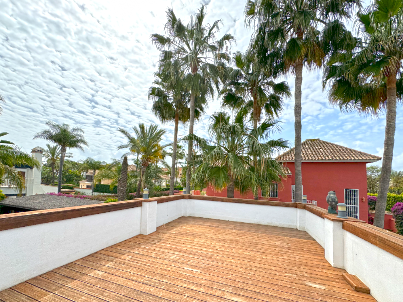 Impresionante villa de cuatro dormitorios situada cerca de la playa en Las Mimosas, Puerto Banus