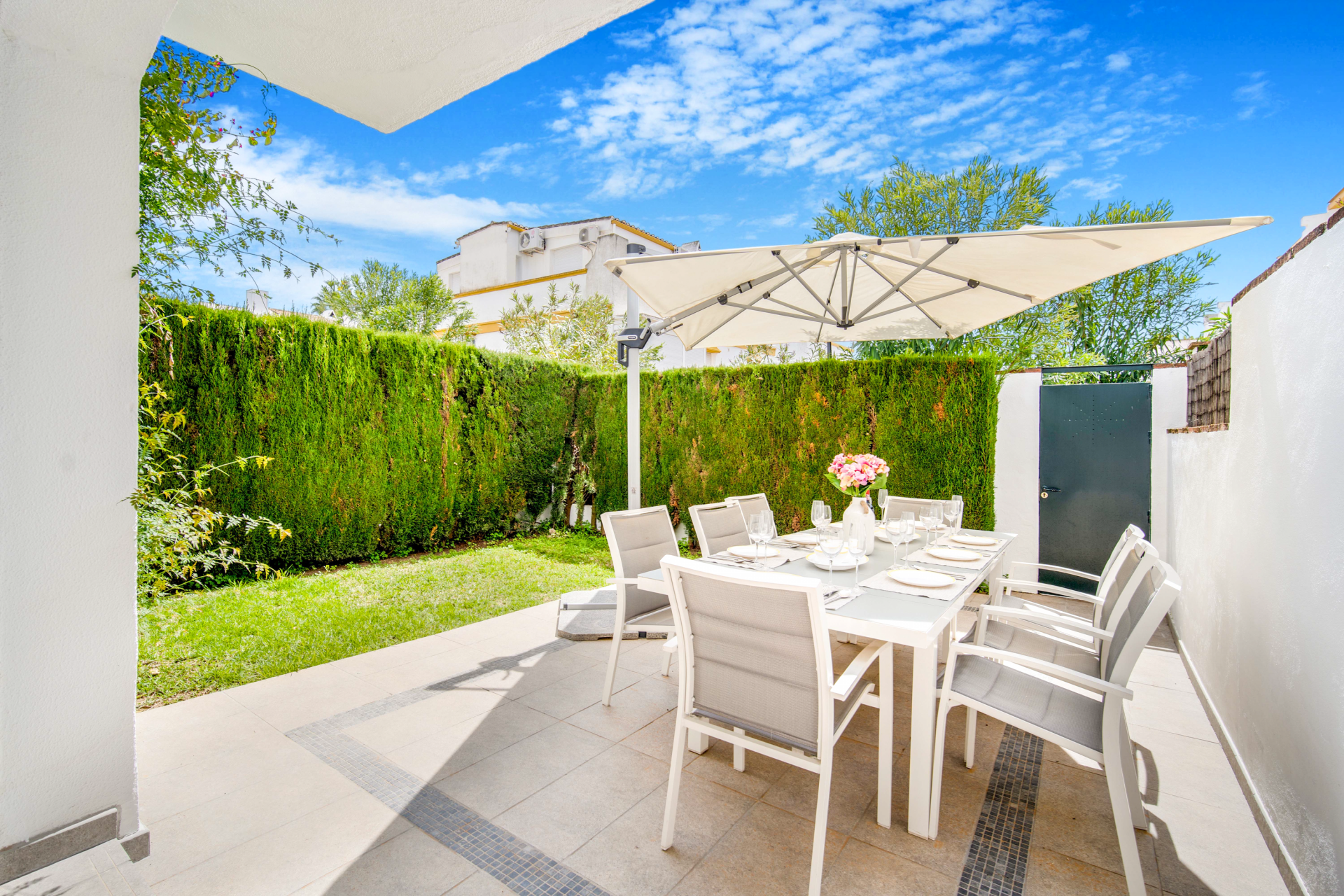 Casa Brisas del Mar es una casa adosada de tres plantas bellamente decorada.