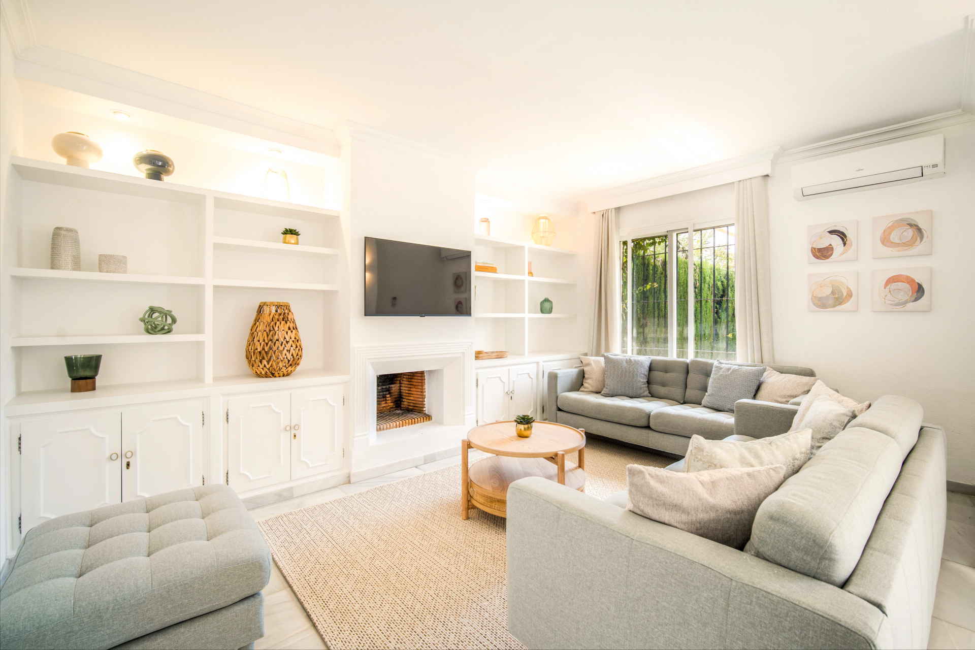 Casa Brisas del Mar es una casa adosada de tres plantas bellamente decorada.