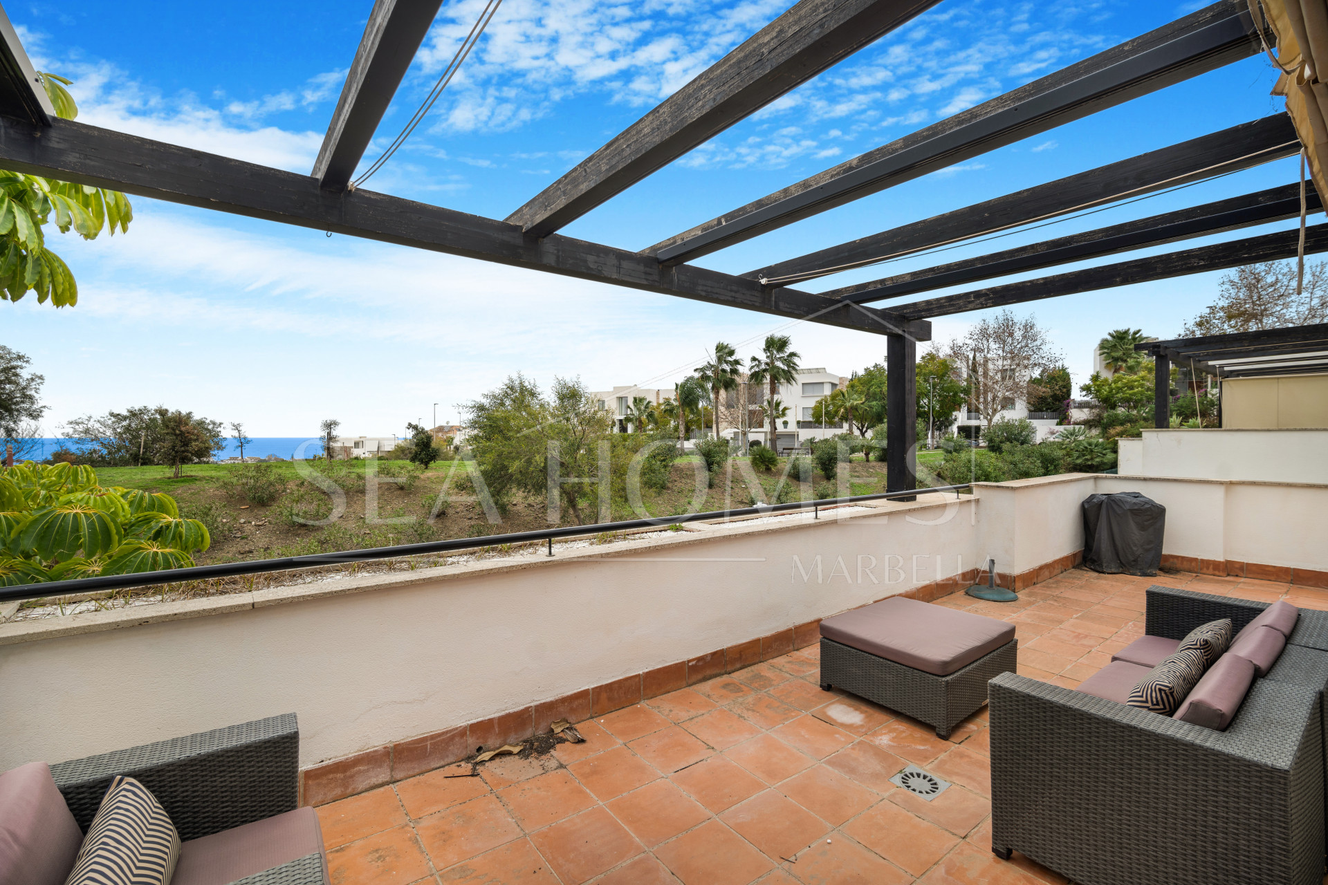 Attractive two bedroom, south facing townhouse in a gated community of Santa Clara Golf, Marbella