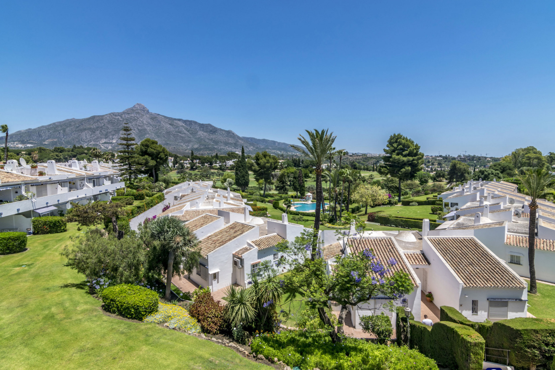 Beautiful two bedroom duplex penthouse located in the gated community of Los Dragos, Nueva Andalucia
