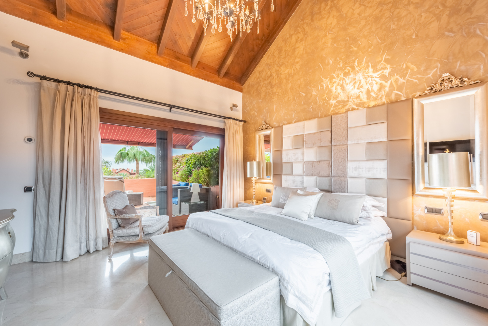 Magnificent three bedroom, south facing duplex penthouse set in one of the most luxurious frontline beach complexes on the Costa del Sol.