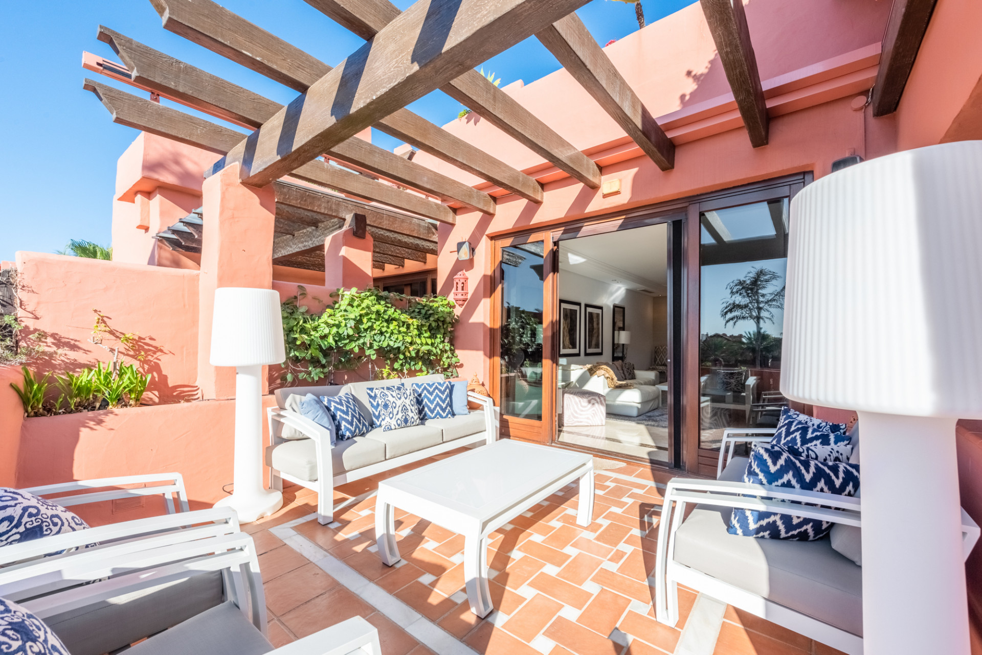 Magnificent three bedroom, south facing duplex penthouse set in one of the most luxurious frontline beach complexes on the Costa del Sol.