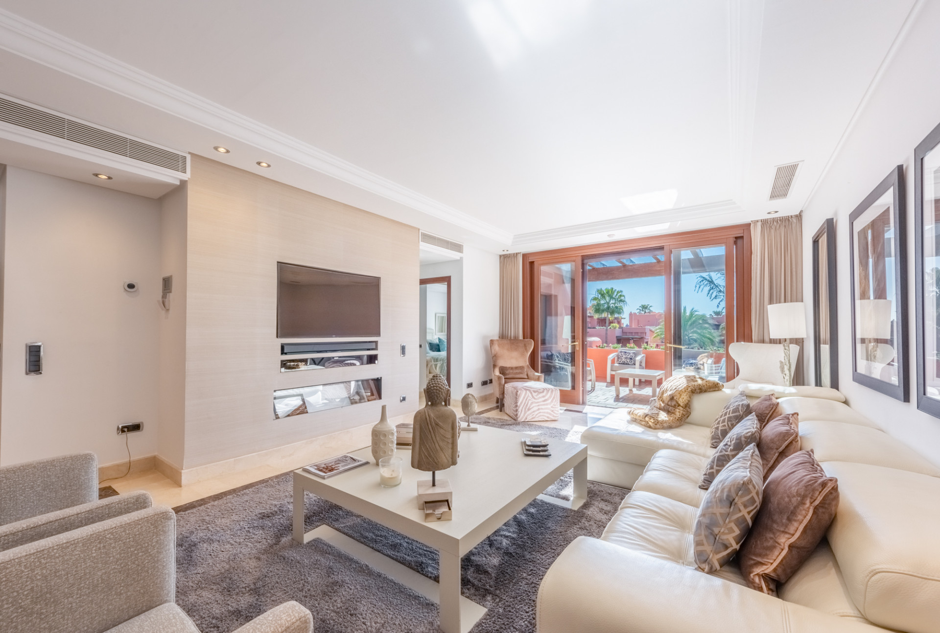 Magnificent three bedroom, south facing duplex penthouse set in one of the most luxurious frontline beach complexes on the Costa del Sol.