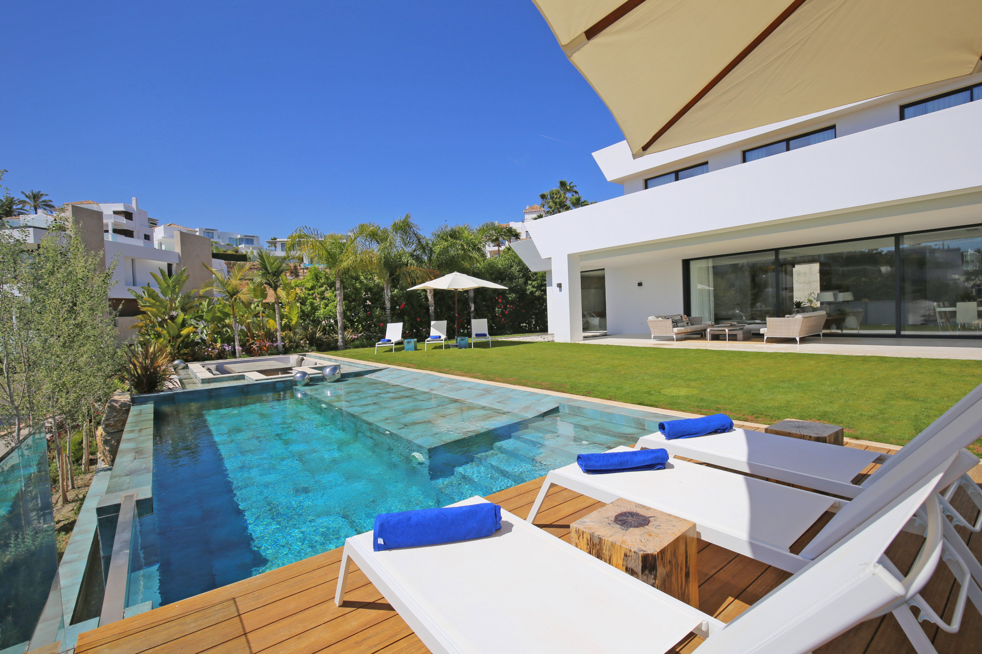 A superb southwest facing, five bedroom luxury villa in La Alqueria