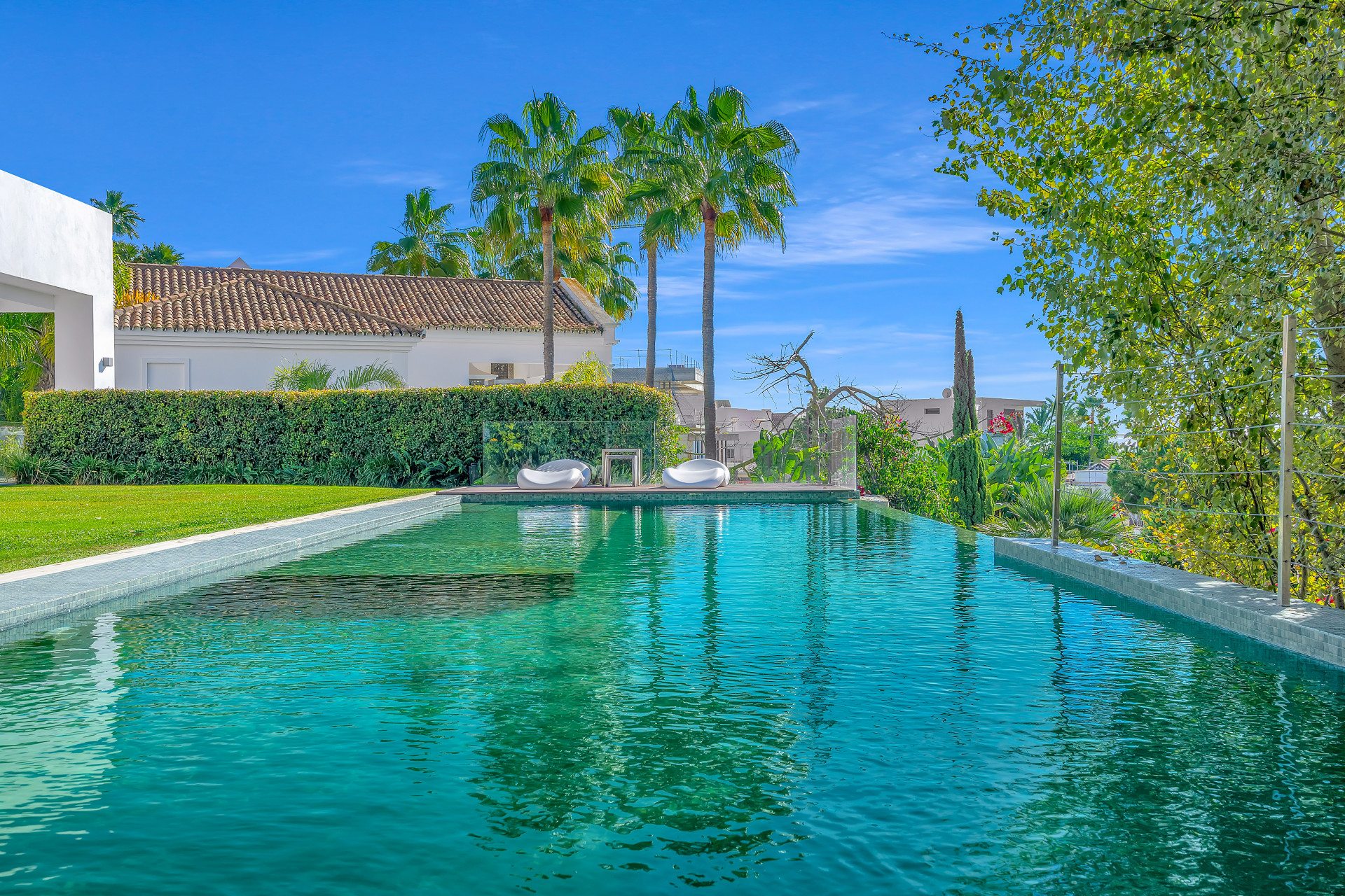 A superb southwest facing, five bedroom luxury villa in La Alqueria