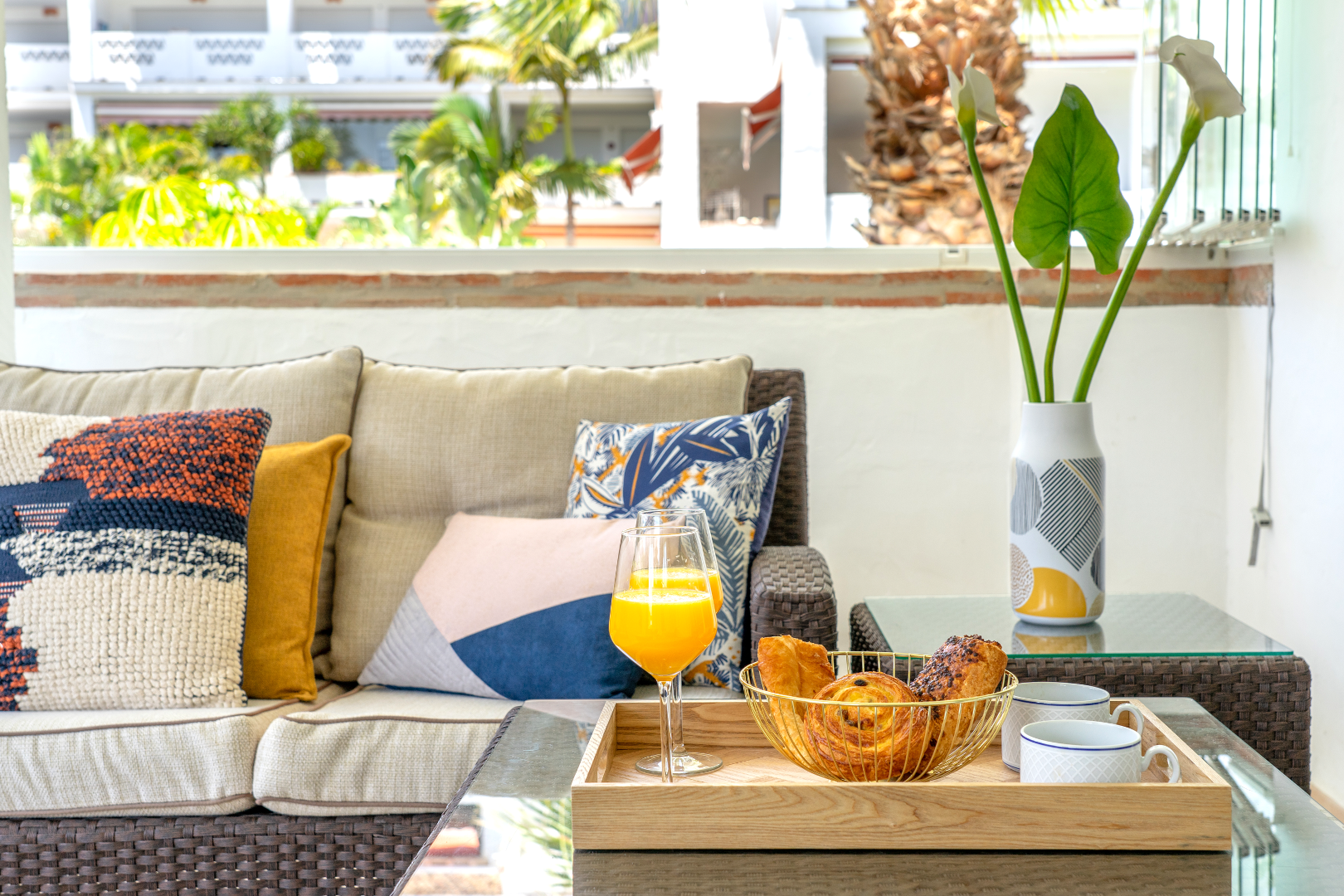 Magnífico apartamento de tres dormitorios en el primer piso está ubicado en la prestigiosa comunidad en primera línea de playa de Las Cañas Beach