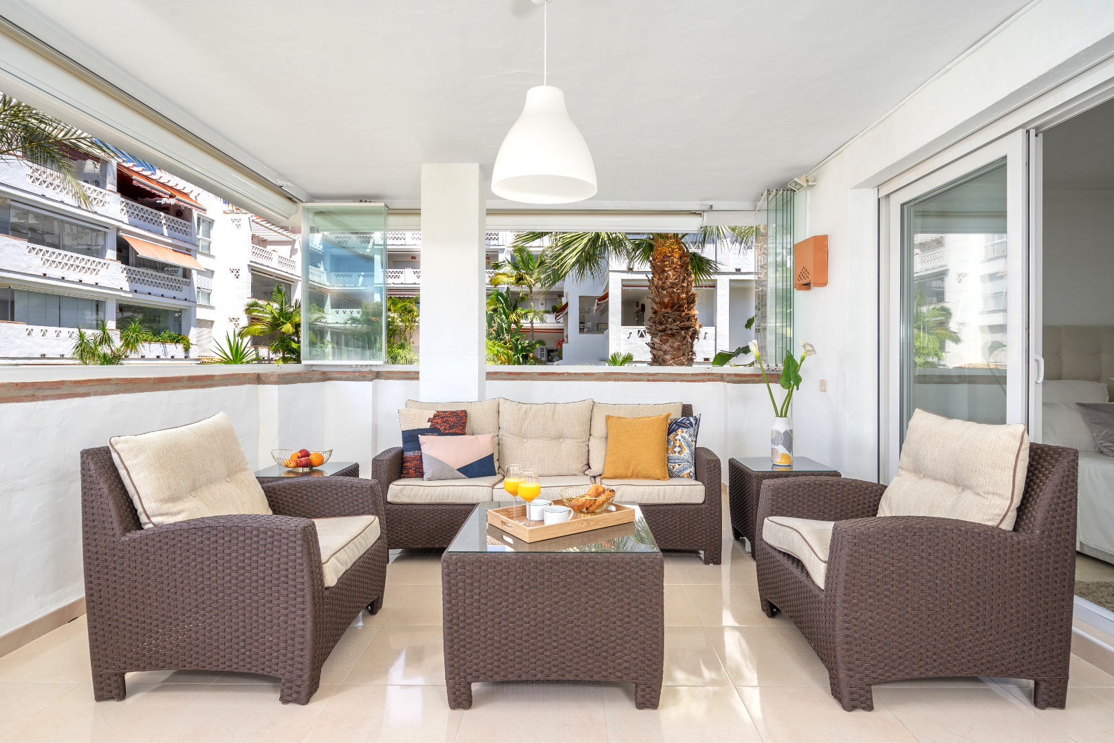 Magnífico apartamento de tres dormitorios en el primer piso está ubicado en la prestigiosa comunidad en primera línea de playa de Las Cañas Beach