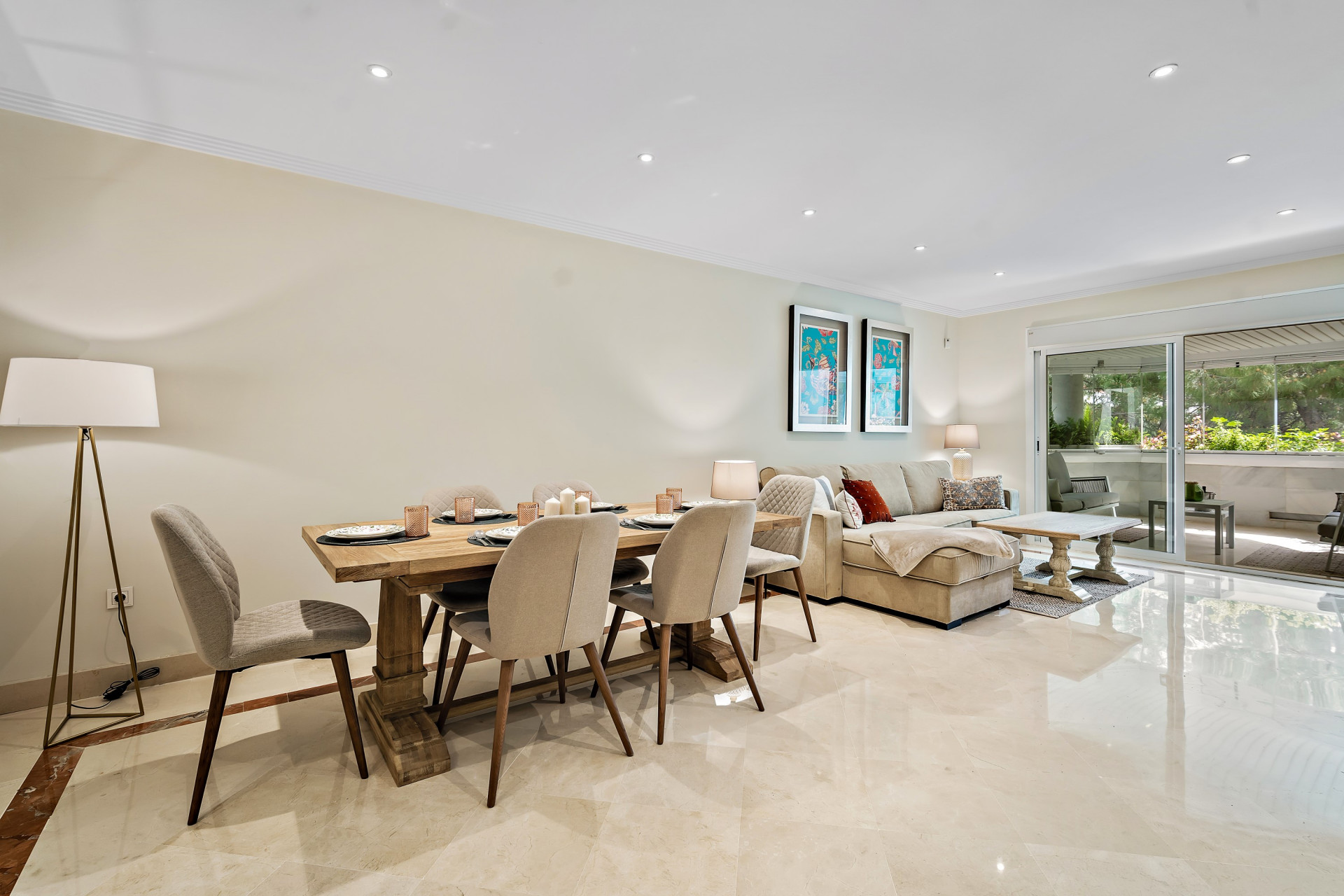 Un hermoso apartamento de dos dormitorios recién reformado en la comunidad perfectamente ubicada de Jardín Del Mediterráneo