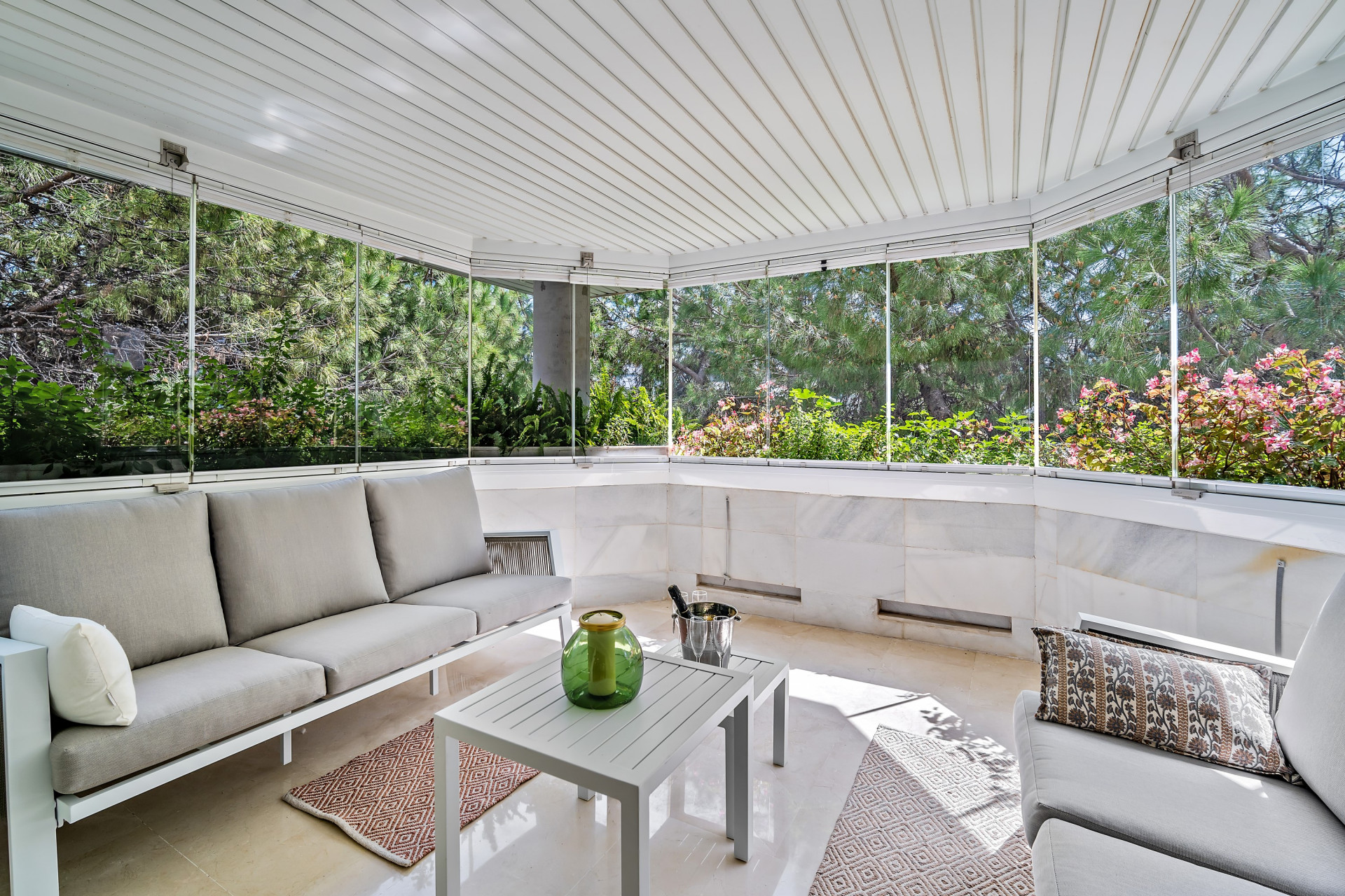 Un hermoso apartamento de dos dormitorios recién reformado en la comunidad perfectamente ubicada de Jardín Del Mediterráneo