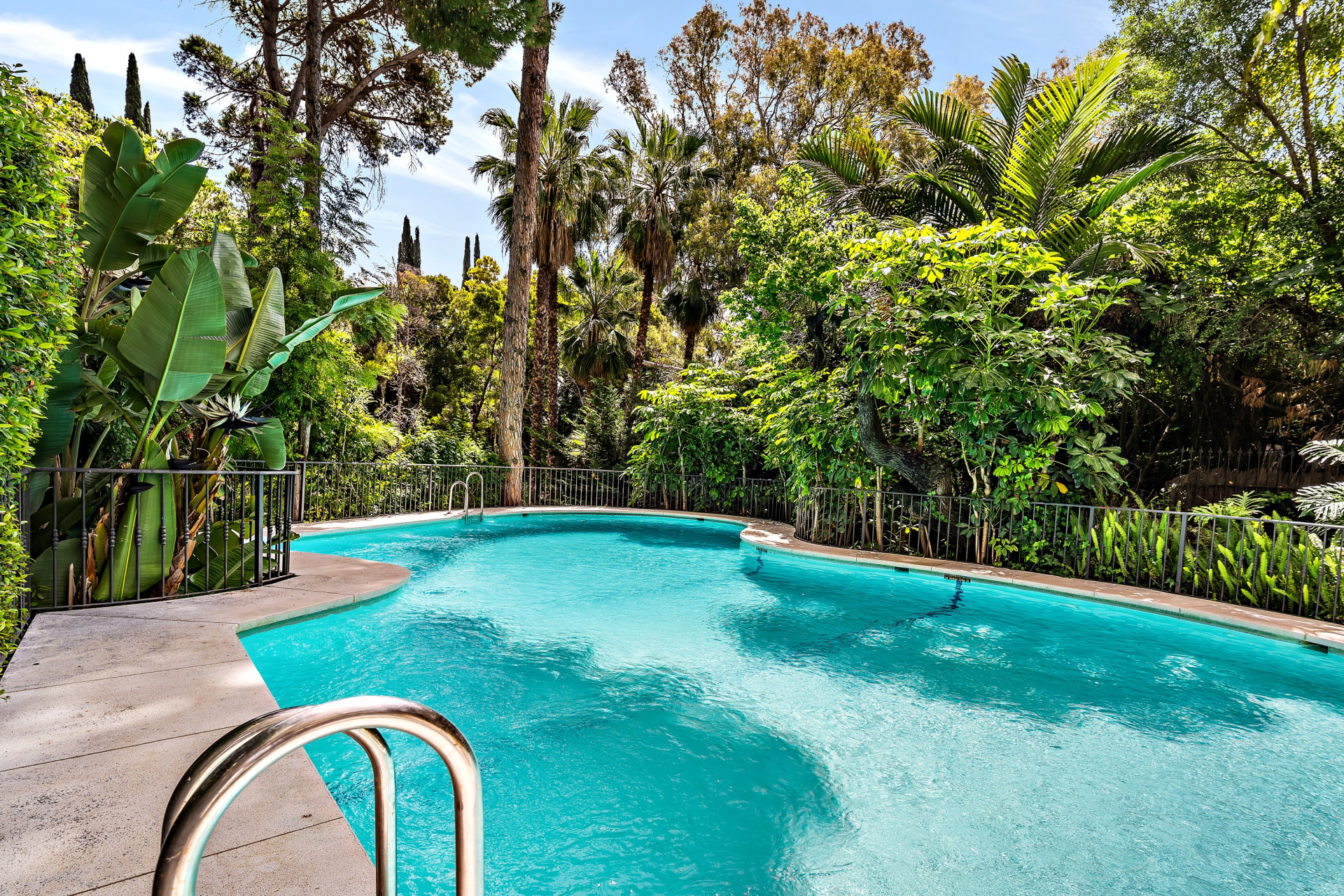 Un hermoso apartamento de dos dormitorios recién reformado en la comunidad perfectamente ubicada de Jardín Del Mediterráneo