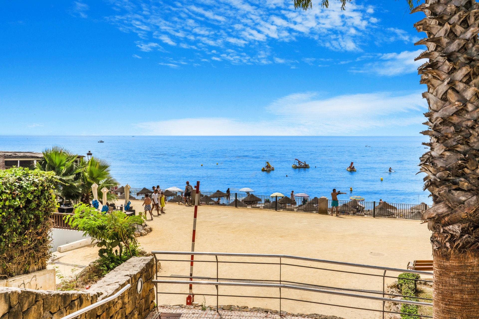 Escápese al paraíso en Casa del Sur, una casa adosada de 3 plantas bellamente presentada.