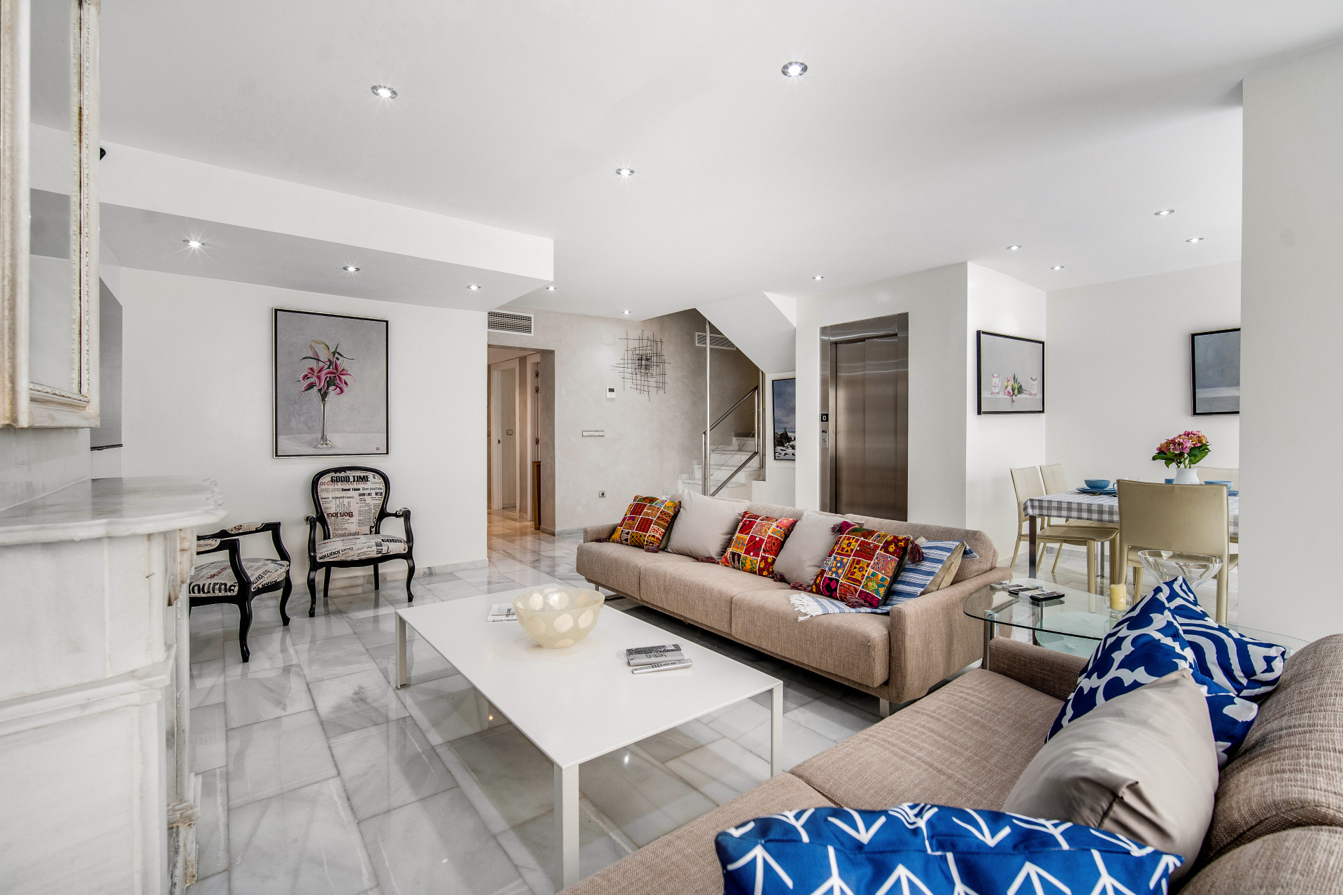 Escápese al paraíso en Casa del Sur, una casa adosada de 3 plantas bellamente presentada.