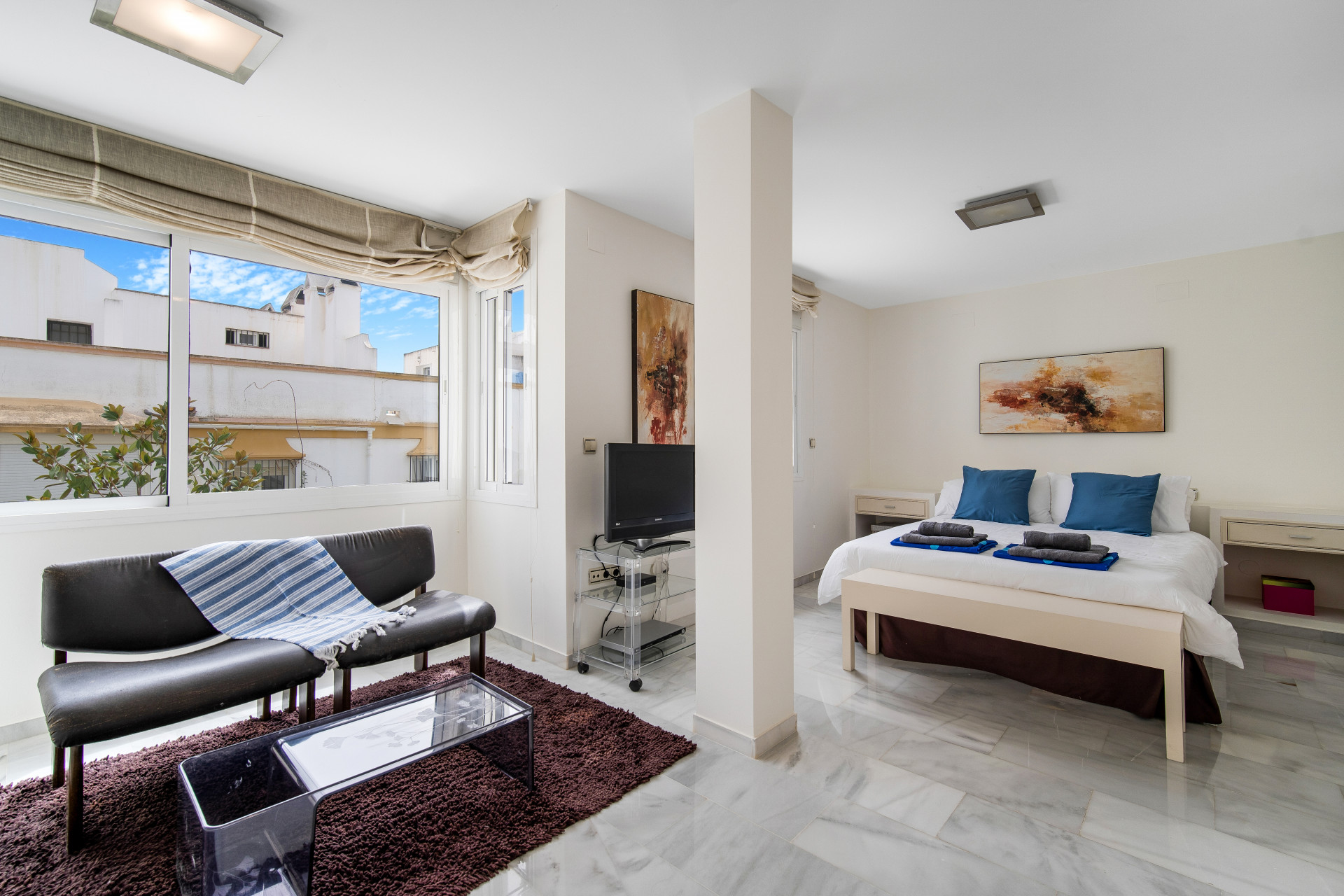 Escápese al paraíso en Casa del Sur, una casa adosada de 3 plantas bellamente presentada.